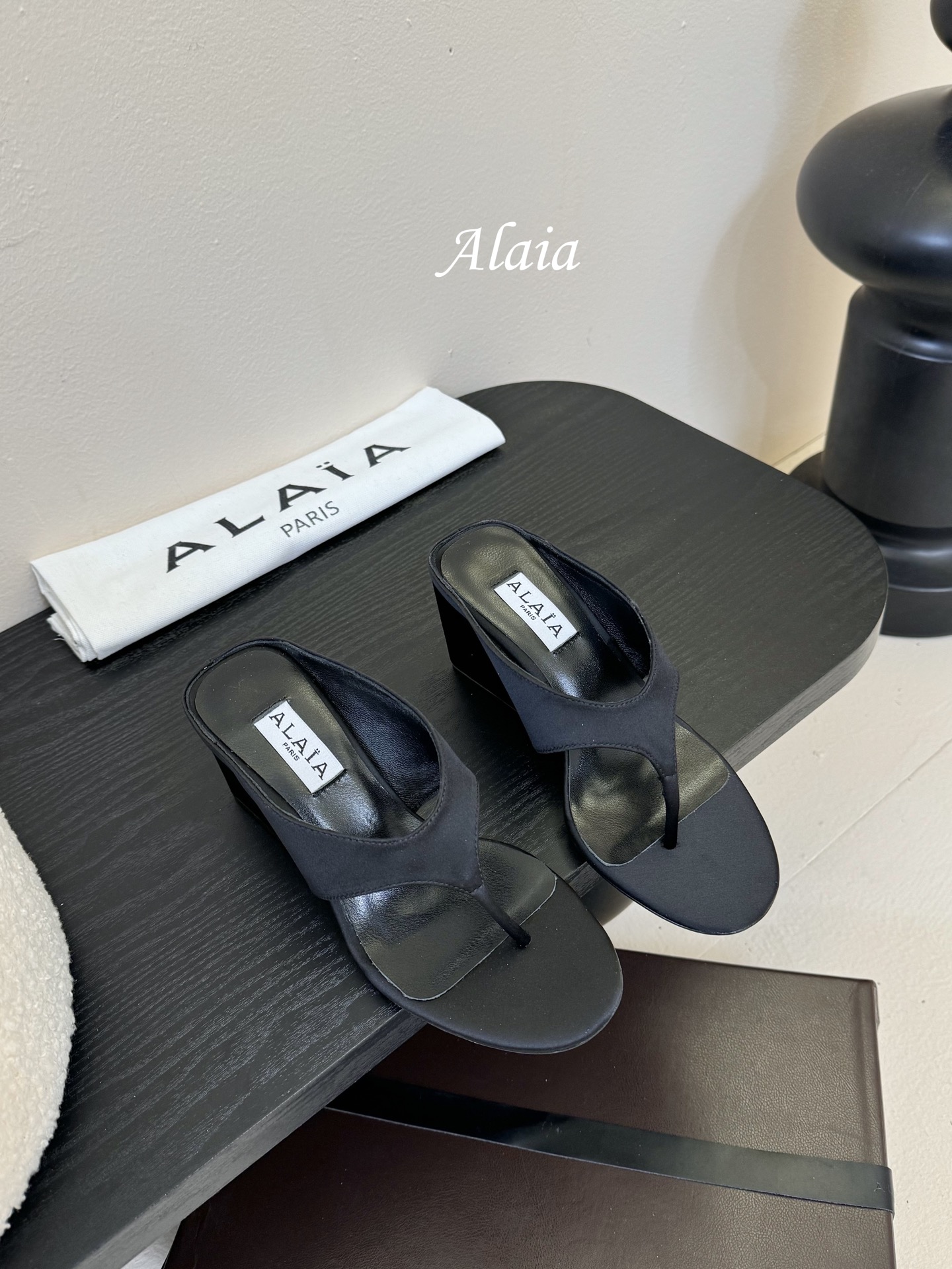 
ALAIA 𝟐𝟓春夏新品简易真丝坡跟夹脚凉鞋拖鞋
异形跟穆勒鞋 不对称设计打破常规 释放独特气场 尖头