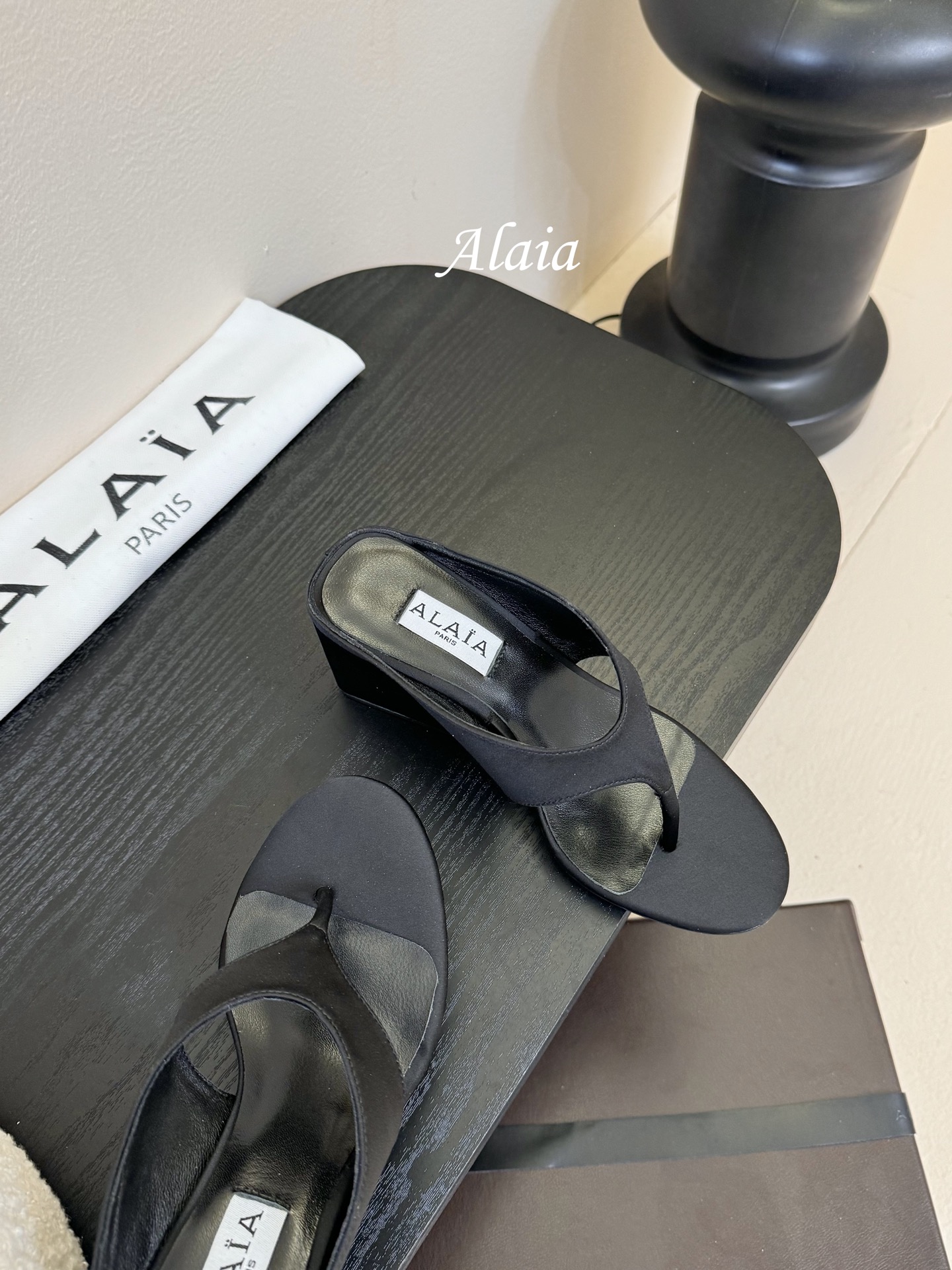
ALAIA 𝟐𝟓春夏新品简易真丝坡跟夹脚凉鞋拖鞋
异形跟穆勒鞋 不对称设计打破常规 释放独特气场 尖头