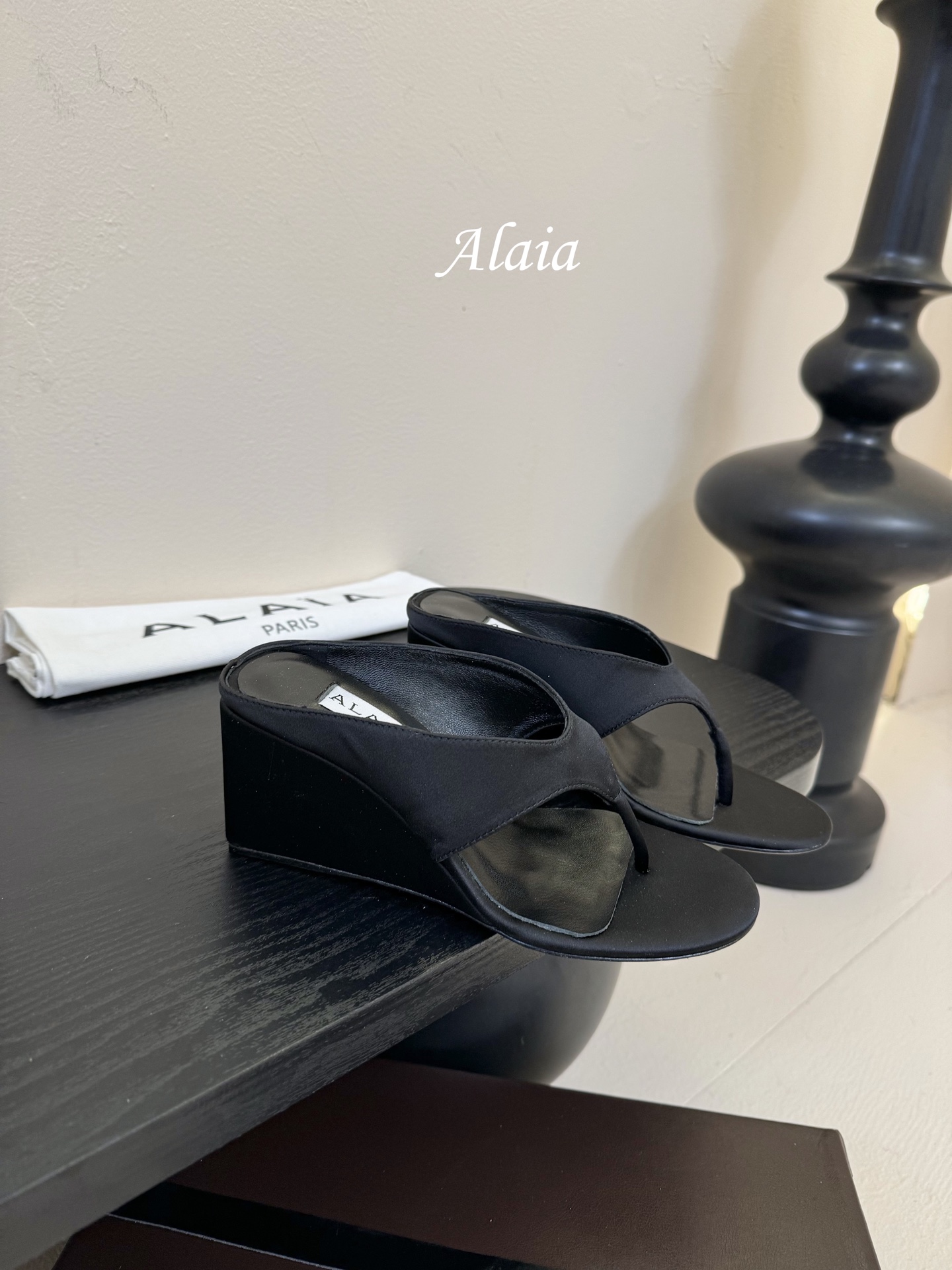 
ALAIA 𝟐𝟓春夏新品简易真丝坡跟夹脚凉鞋拖鞋
异形跟穆勒鞋 不对称设计打破常规 释放独特气场 尖头