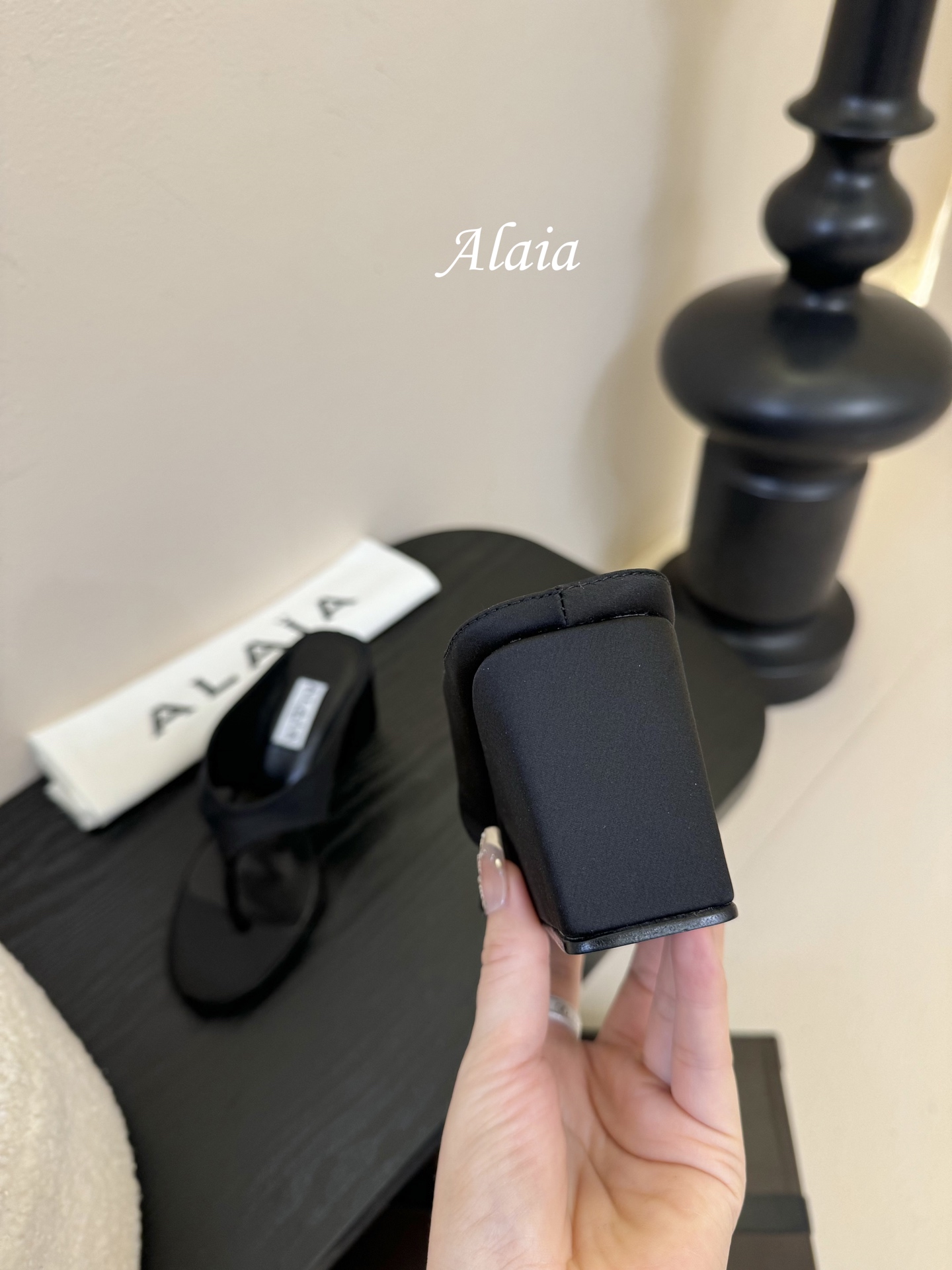 
ALAIA 𝟐𝟓春夏新品简易真丝坡跟夹脚凉鞋拖鞋
异形跟穆勒鞋 不对称设计打破常规 释放独特气场 尖头