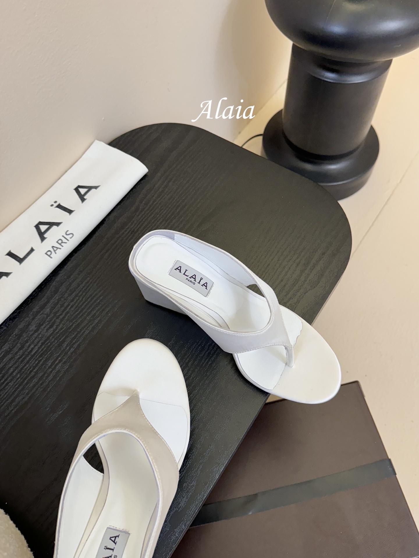 
ALAIA 𝟐𝟓春夏新品简易真丝坡跟夹脚凉鞋拖鞋
异形跟穆勒鞋 不对称设计打破常规 释放独特气场 尖头