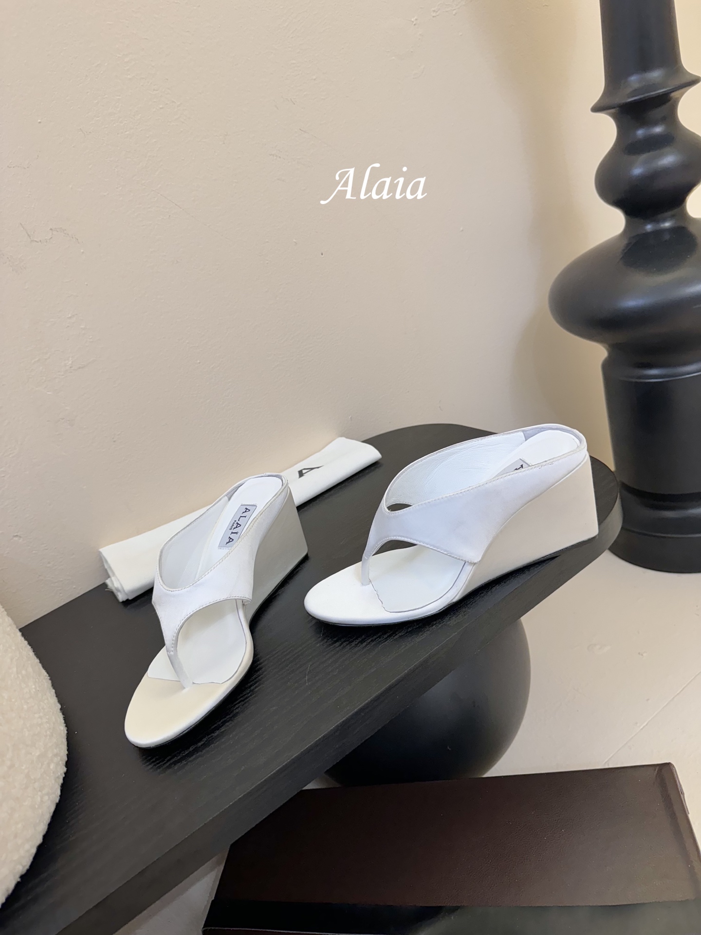 
ALAIA 𝟐𝟓春夏新品简易真丝坡跟夹脚凉鞋拖鞋
异形跟穆勒鞋 不对称设计打破常规 释放独特气场 尖头