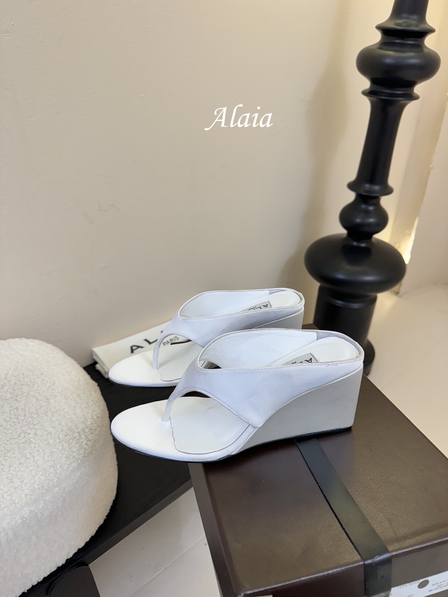 
ALAIA 𝟐𝟓春夏新品简易真丝坡跟夹脚凉鞋拖鞋
异形跟穆勒鞋 不对称设计打破常规 释放独特气场 尖头