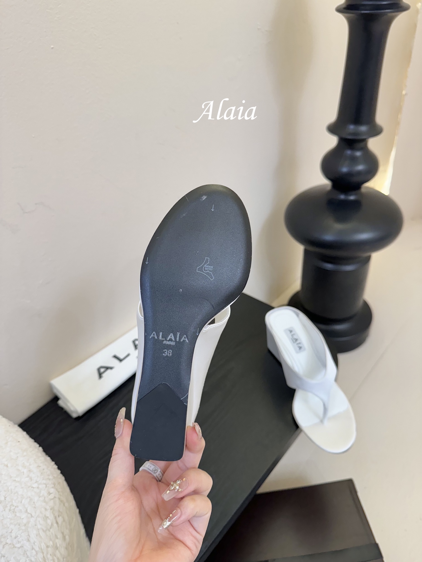 
ALAIA 𝟐𝟓春夏新品简易真丝坡跟夹脚凉鞋拖鞋
异形跟穆勒鞋 不对称设计打破常规 释放独特气场 尖头