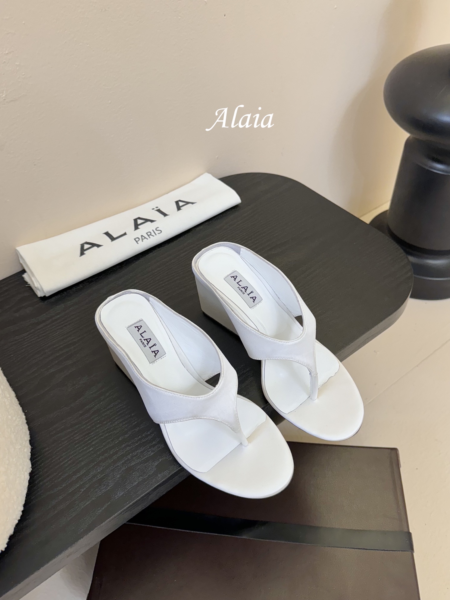 
ALAIA 𝟐𝟓春夏新品简易真丝坡跟夹脚凉鞋拖鞋
异形跟穆勒鞋 不对称设计打破常规 释放独特气场 尖头