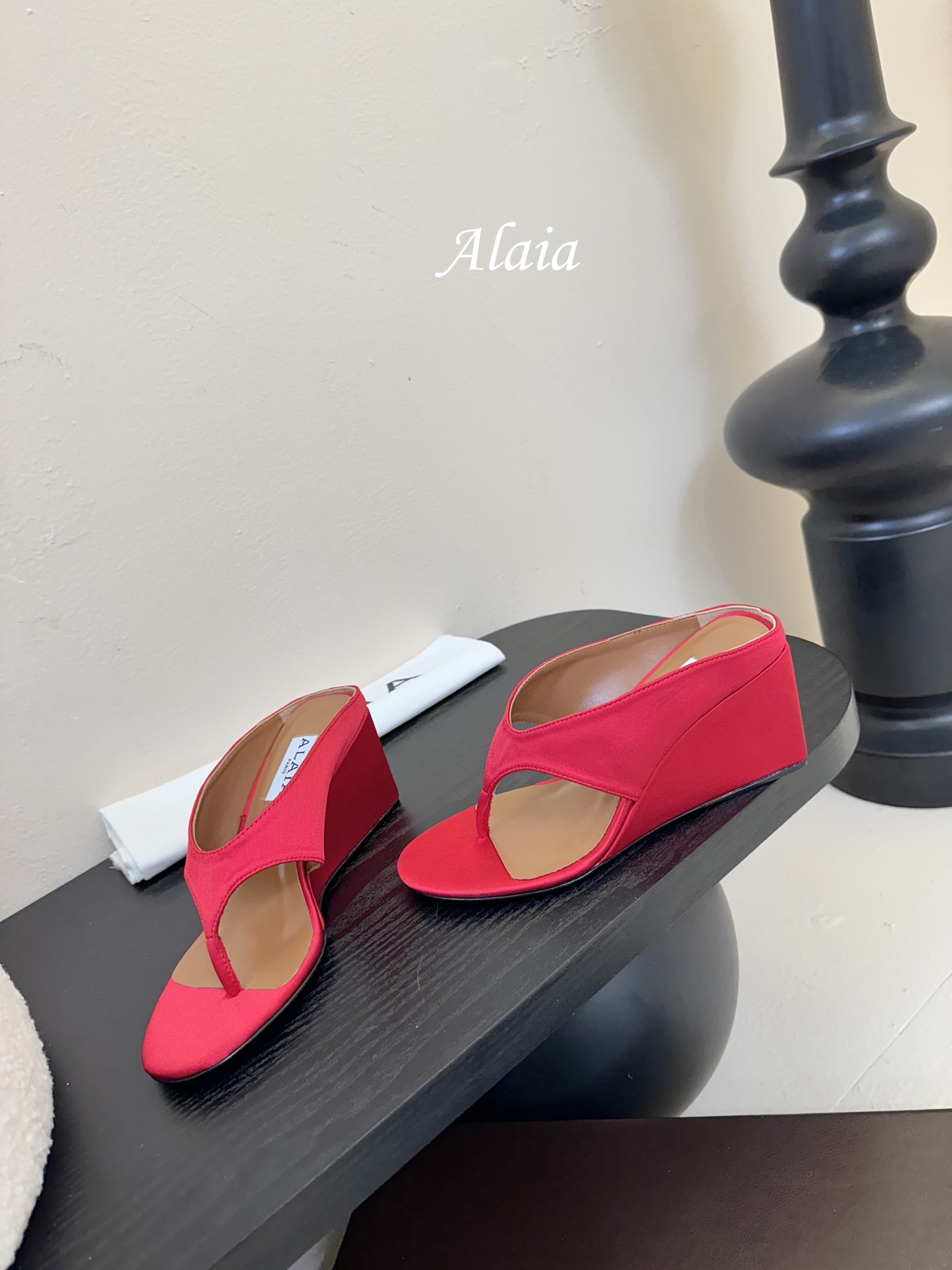 
ALAIA 𝟐𝟓春夏新品简易真丝坡跟夹脚凉鞋拖鞋
异形跟穆勒鞋 不对称设计打破常规 释放独特气场 尖头