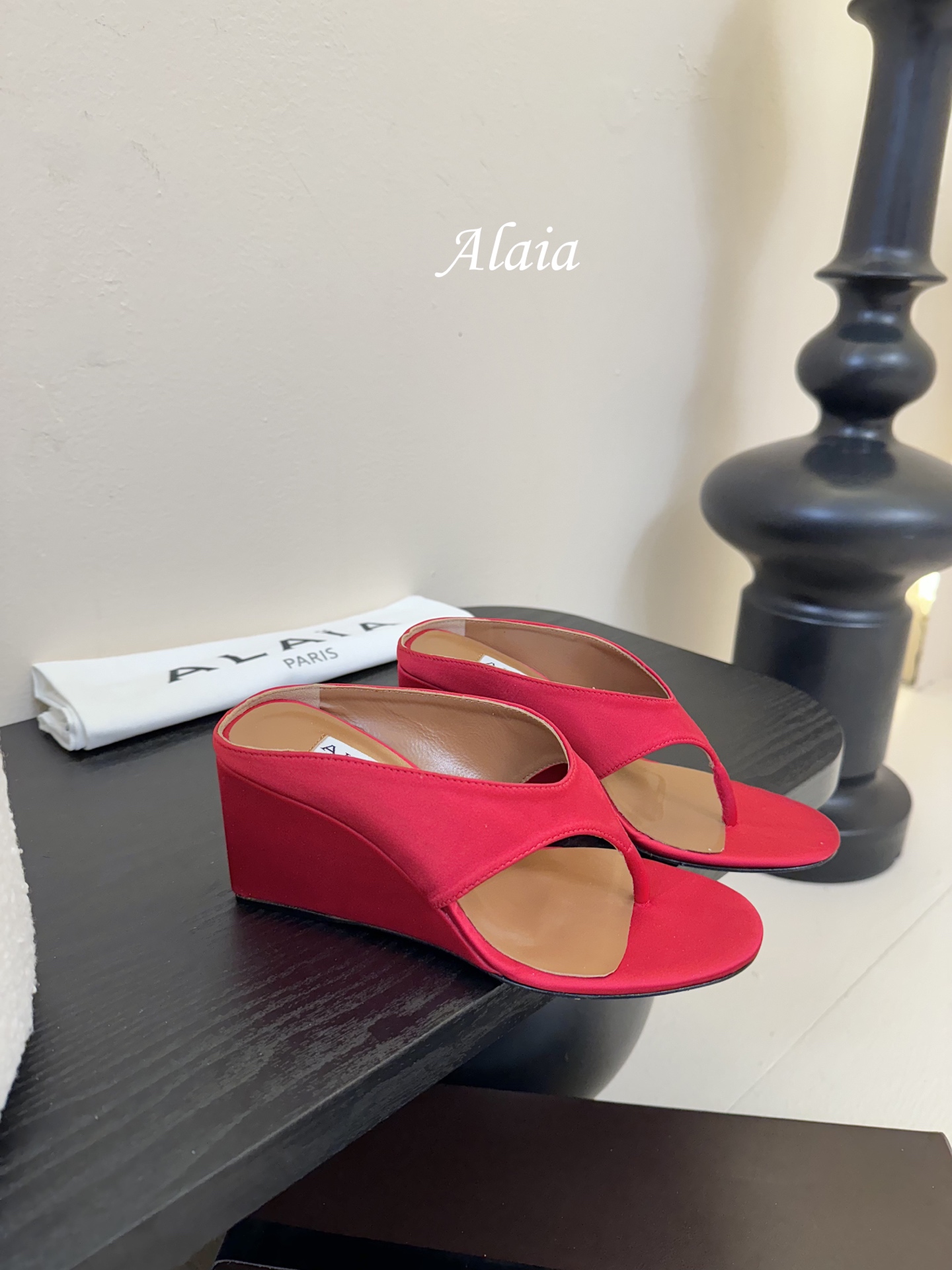 
ALAIA 𝟐𝟓春夏新品简易真丝坡跟夹脚凉鞋拖鞋
异形跟穆勒鞋 不对称设计打破常规 释放独特气场 尖头