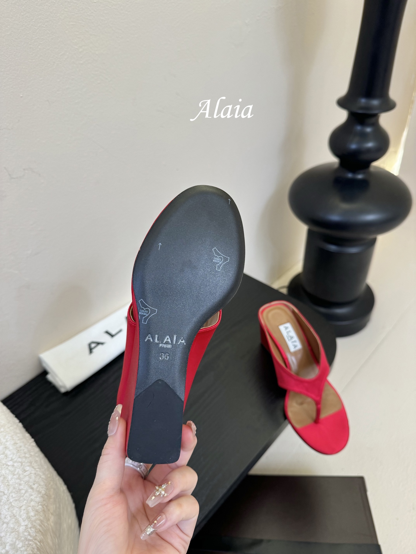 
ALAIA 𝟐𝟓春夏新品简易真丝坡跟夹脚凉鞋拖鞋
异形跟穆勒鞋 不对称设计打破常规 释放独特气场 尖头