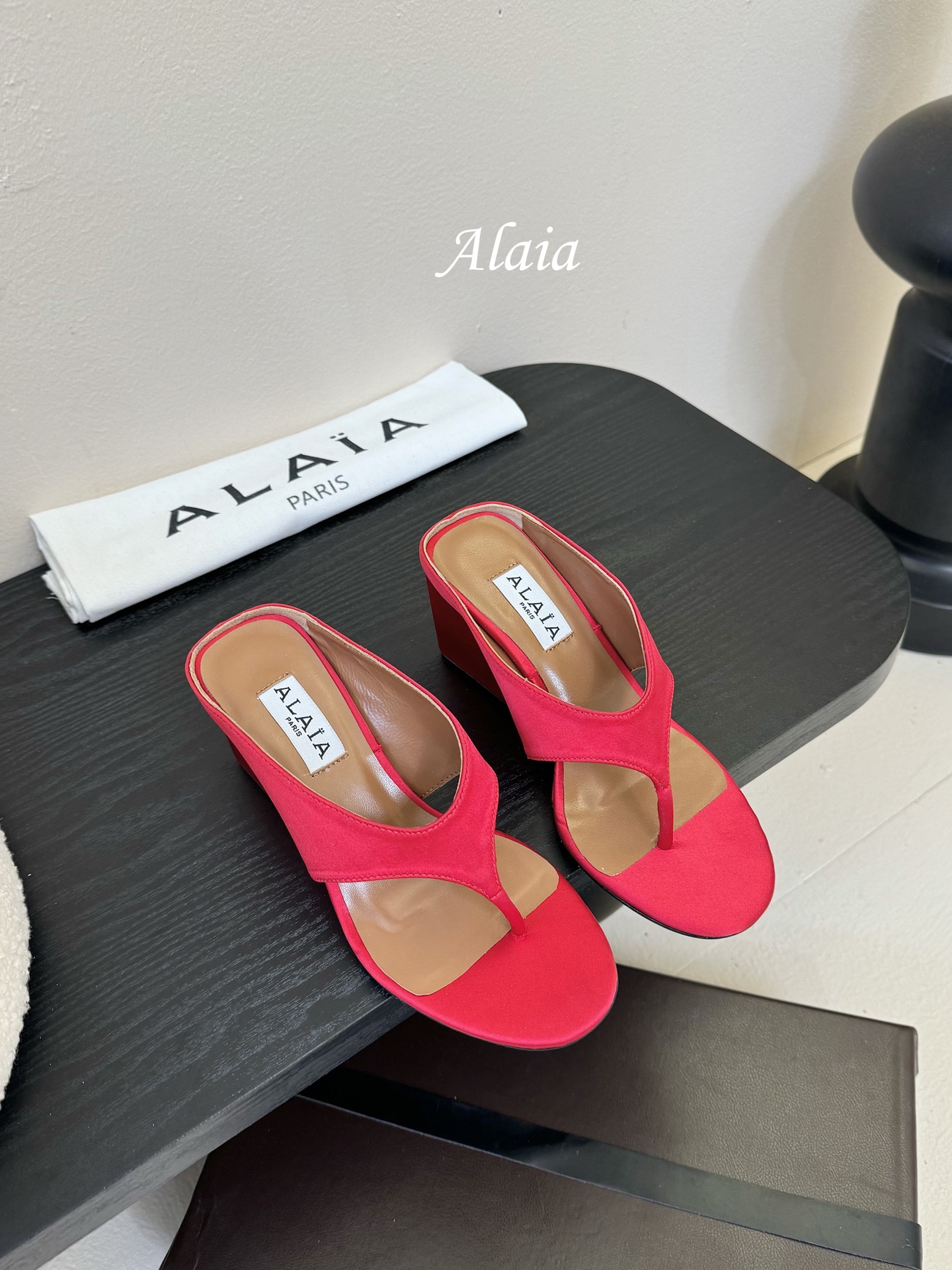 
ALAIA 𝟐𝟓春夏新品简易真丝坡跟夹脚凉鞋拖鞋
异形跟穆勒鞋 不对称设计打破常规 释放独特气场 尖头