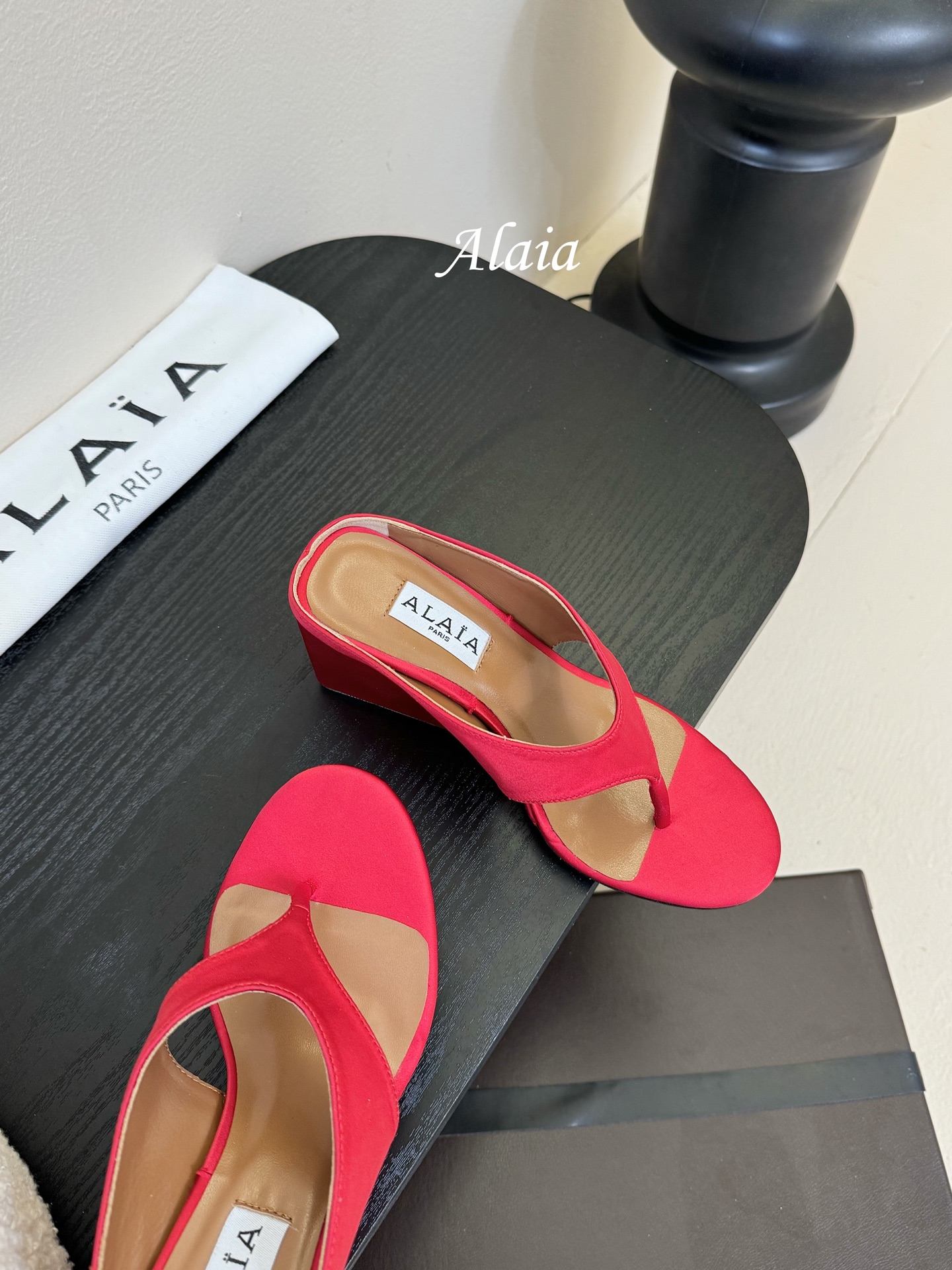 
ALAIA 𝟐𝟓春夏新品简易真丝坡跟夹脚凉鞋拖鞋
异形跟穆勒鞋 不对称设计打破常规 释放独特气场 尖头