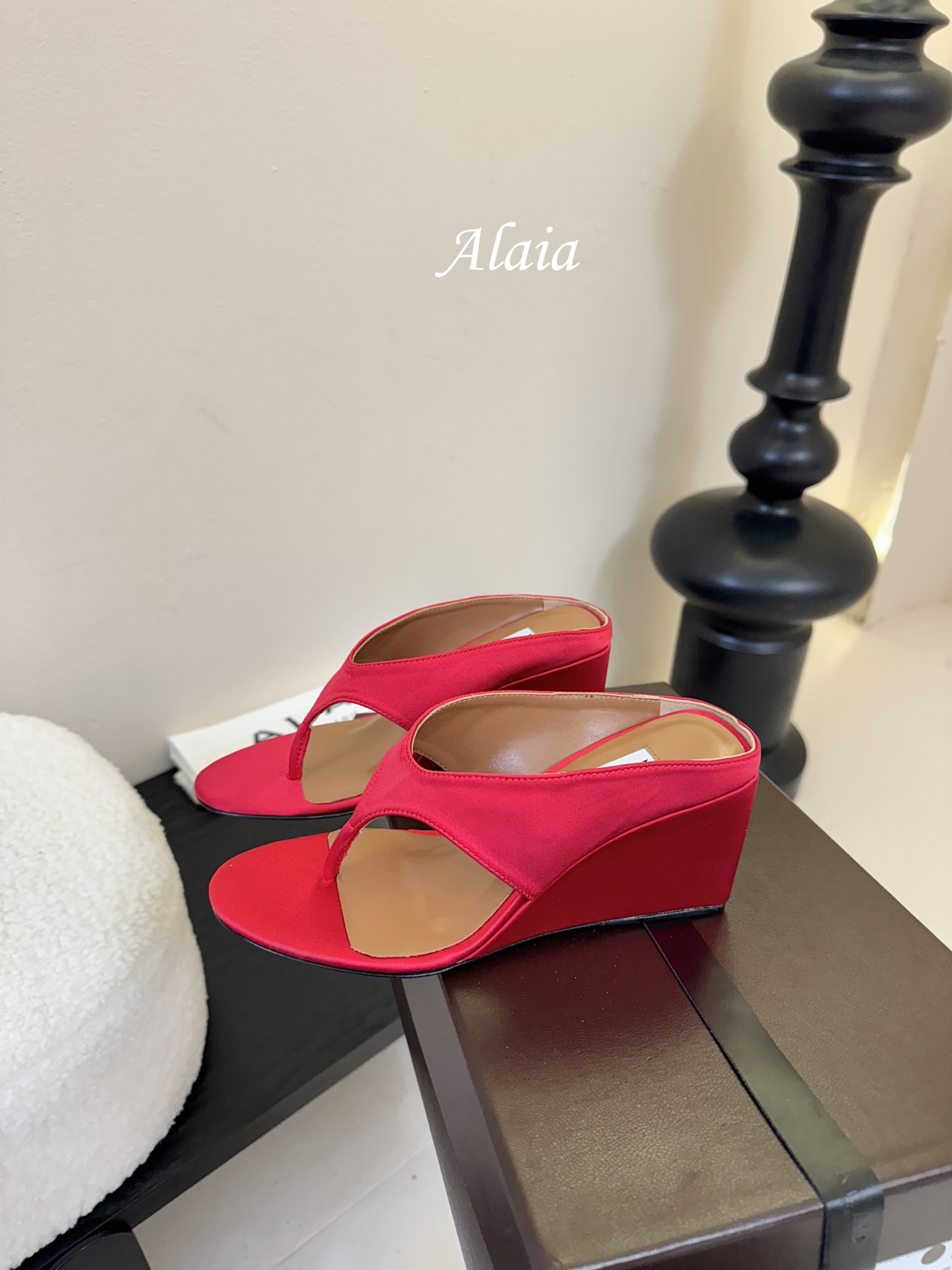 
ALAIA 𝟐𝟓春夏新品简易真丝坡跟夹脚凉鞋拖鞋
异形跟穆勒鞋 不对称设计打破常规 释放独特气场 尖头