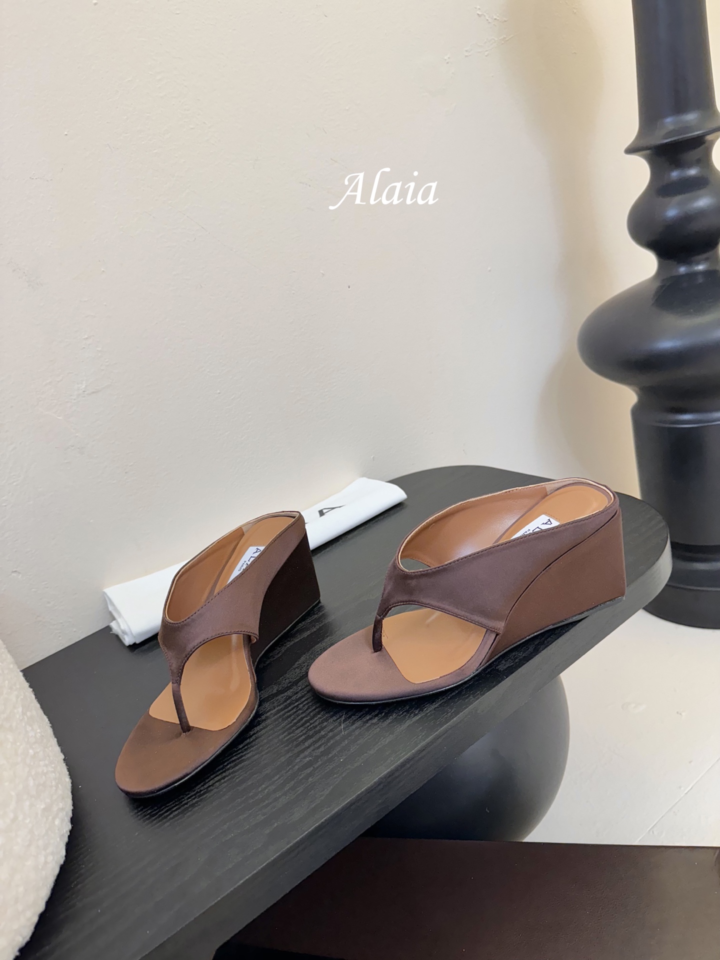
ALAIA 𝟐𝟓春夏新品简易真丝坡跟夹脚凉鞋拖鞋
异形跟穆勒鞋 不对称设计打破常规 释放独特气场 尖头