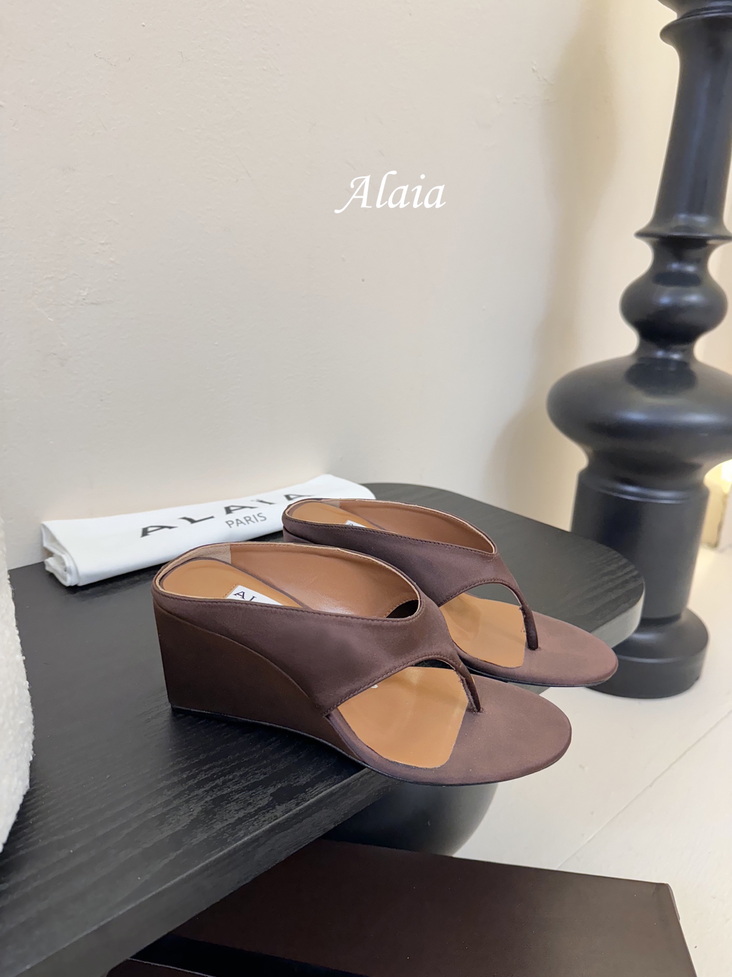 
ALAIA 𝟐𝟓春夏新品简易真丝坡跟夹脚凉鞋拖鞋
异形跟穆勒鞋 不对称设计打破常规 释放独特气场 尖头