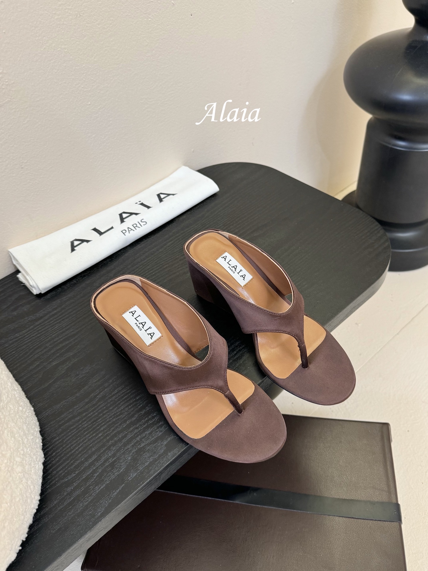 
ALAIA 𝟐𝟓春夏新品简易真丝坡跟夹脚凉鞋拖鞋
异形跟穆勒鞋 不对称设计打破常规 释放独特气场 尖头