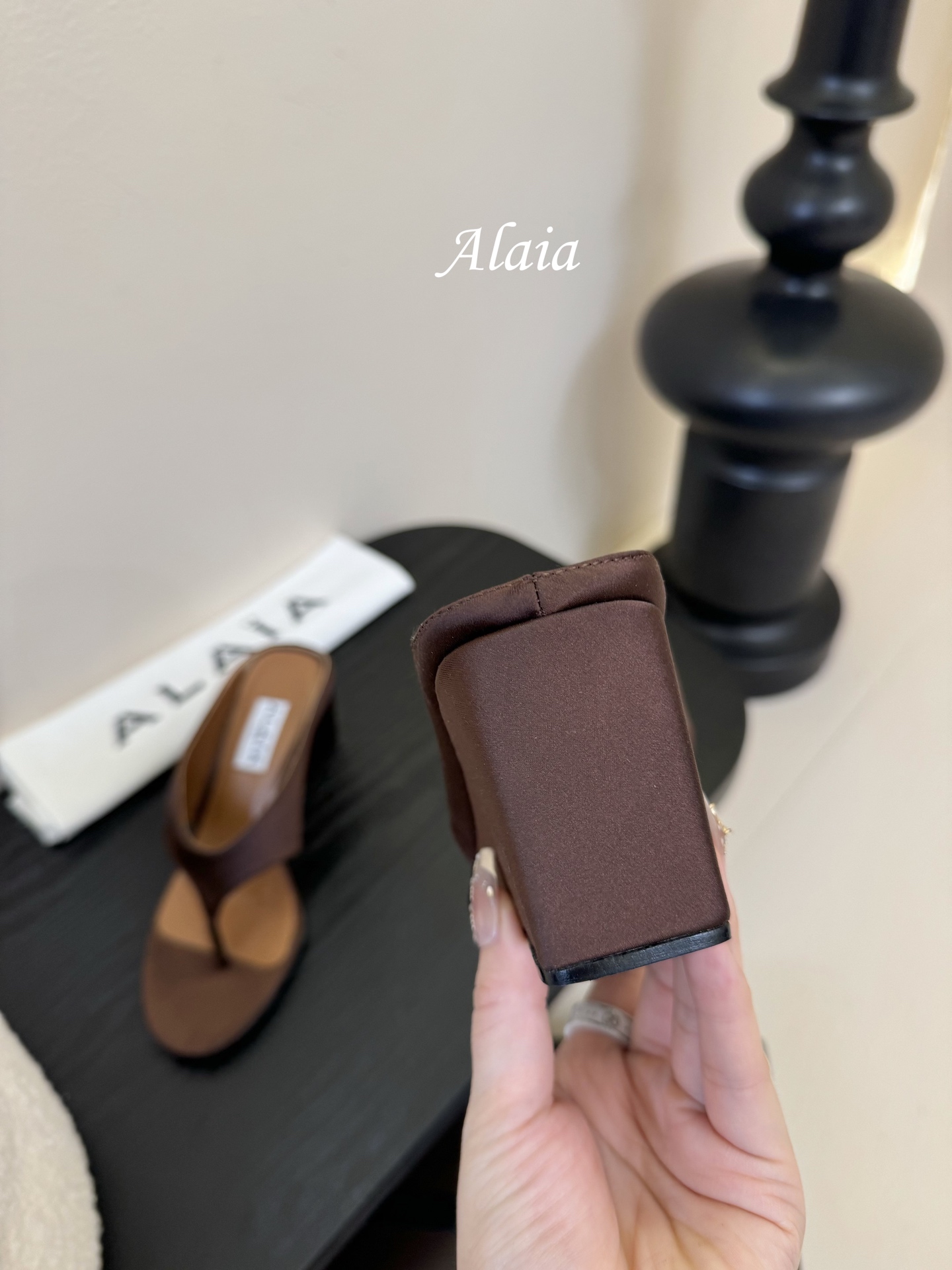 
ALAIA 𝟐𝟓春夏新品简易真丝坡跟夹脚凉鞋拖鞋
异形跟穆勒鞋 不对称设计打破常规 释放独特气场 尖头