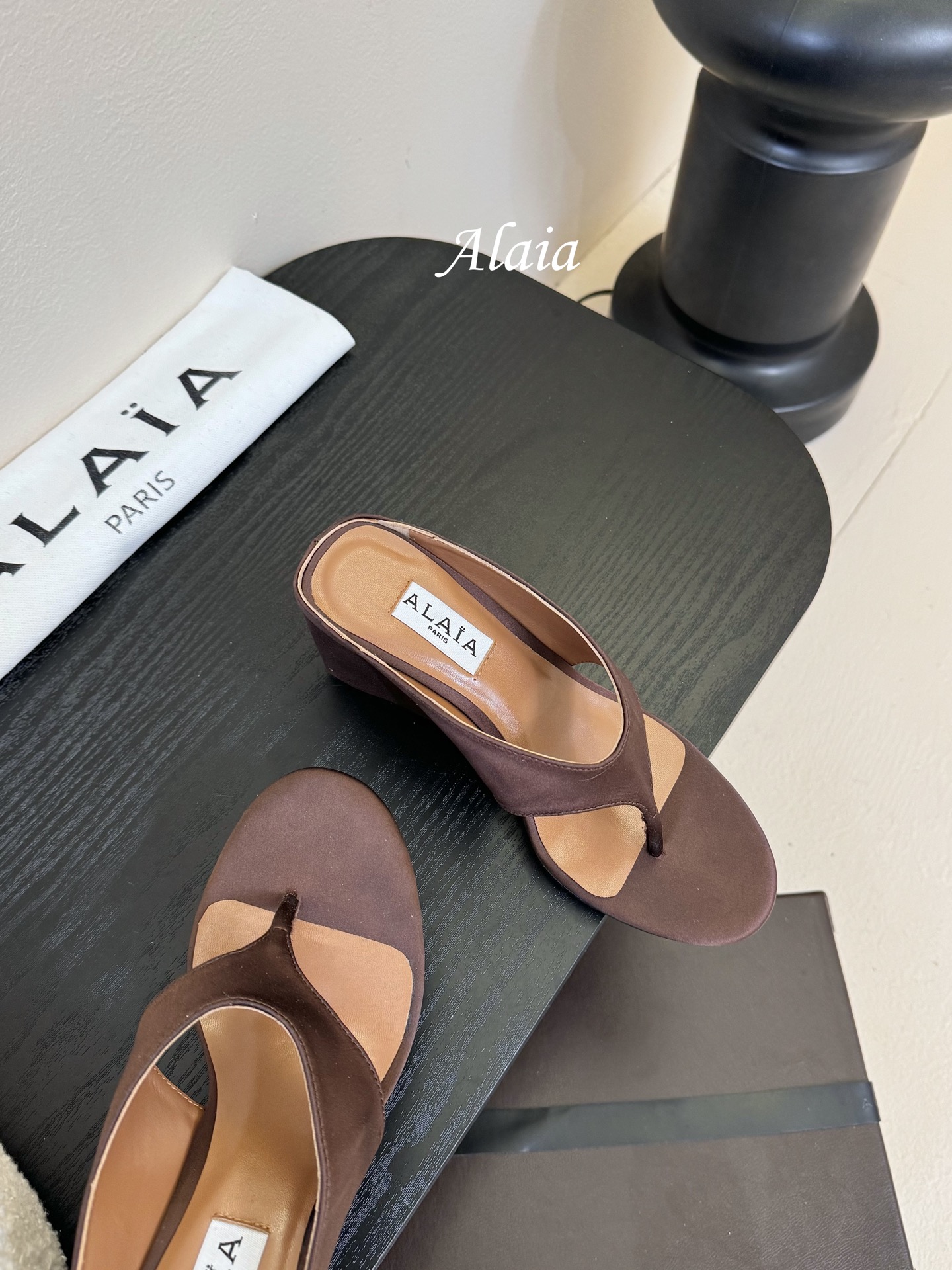 
ALAIA 𝟐𝟓春夏新品简易真丝坡跟夹脚凉鞋拖鞋
异形跟穆勒鞋 不对称设计打破常规 释放独特气场 尖头