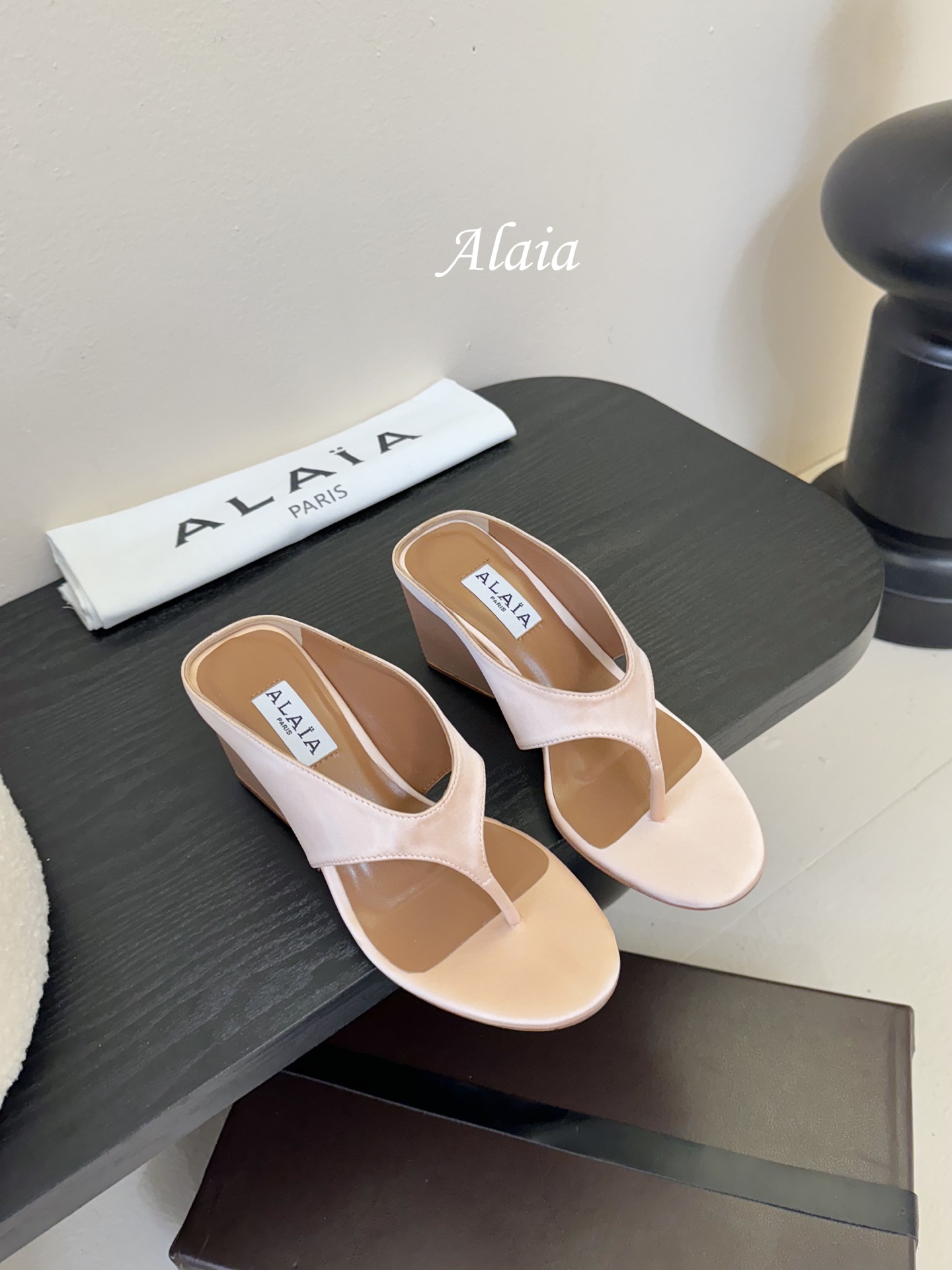 
ALAIA 𝟐𝟓春夏新品简易真丝坡跟夹脚凉鞋拖鞋
异形跟穆勒鞋 不对称设计打破常规 释放独特气场 尖头