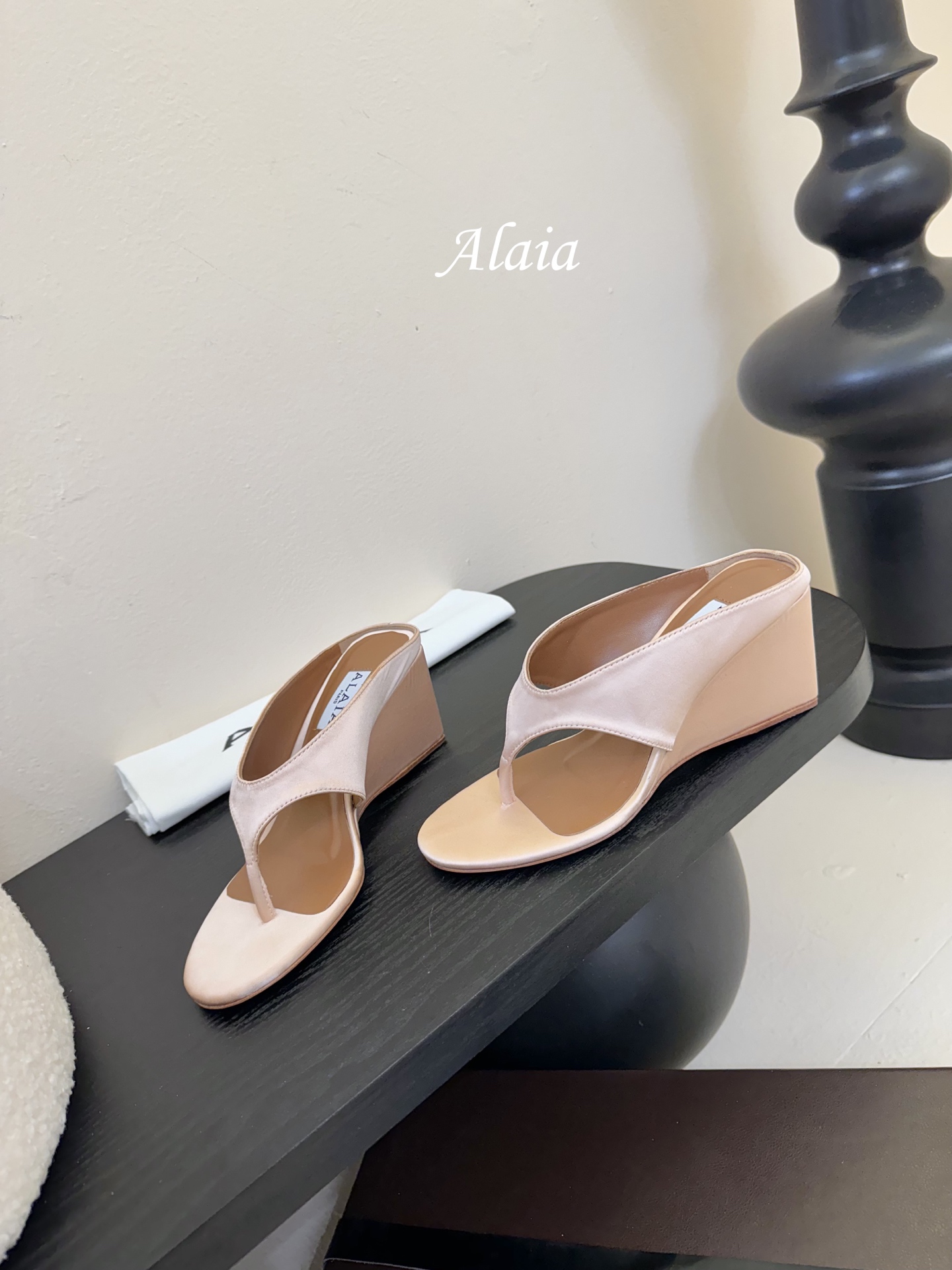 
ALAIA 𝟐𝟓春夏新品简易真丝坡跟夹脚凉鞋拖鞋
异形跟穆勒鞋 不对称设计打破常规 释放独特气场 尖头