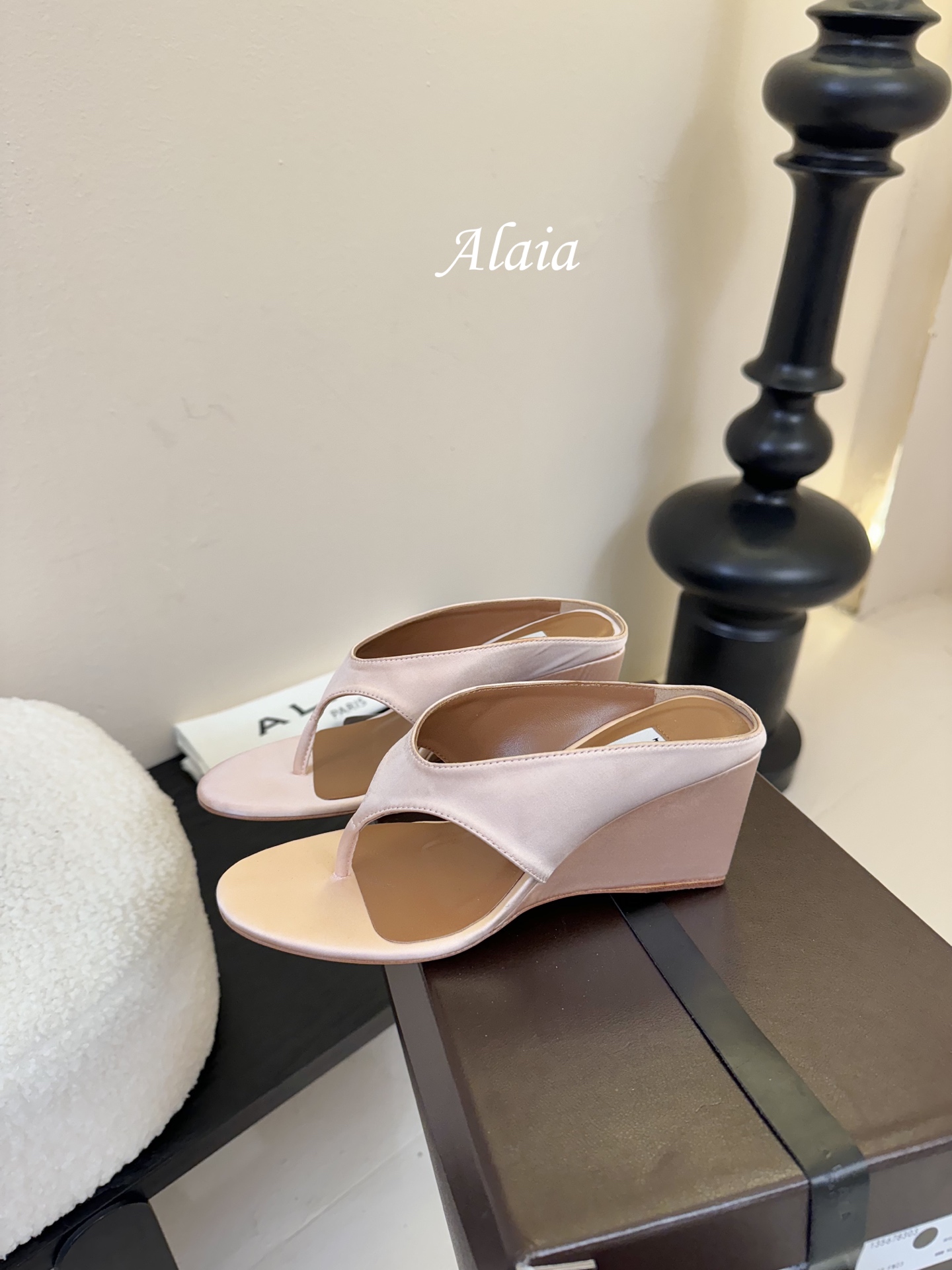 
ALAIA 𝟐𝟓春夏新品简易真丝坡跟夹脚凉鞋拖鞋
异形跟穆勒鞋 不对称设计打破常规 释放独特气场 尖头