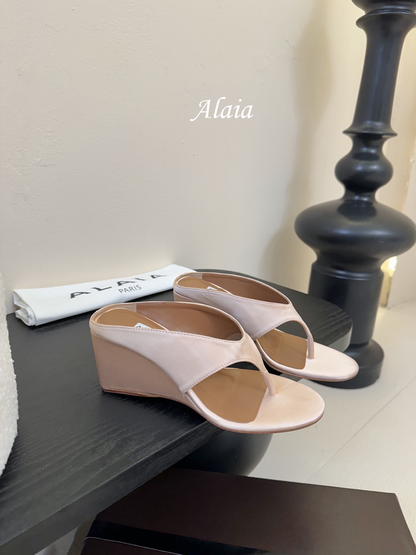 
ALAIA 𝟐𝟓春夏新品简易真丝坡跟夹脚凉鞋拖鞋
异形跟穆勒鞋 不对称设计打破常规 释放独特气场 尖头