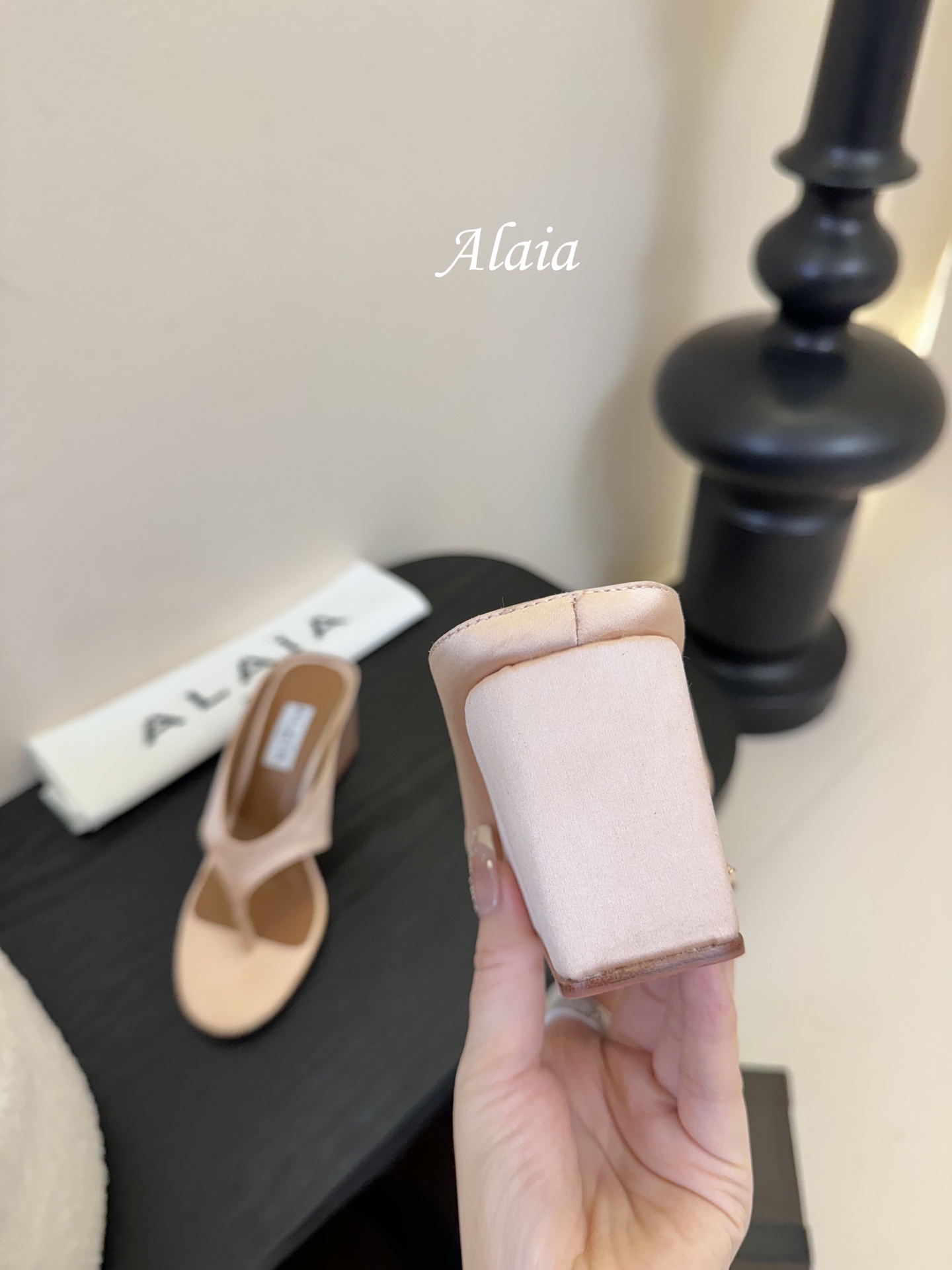 
ALAIA 𝟐𝟓春夏新品简易真丝坡跟夹脚凉鞋拖鞋
异形跟穆勒鞋 不对称设计打破常规 释放独特气场 尖头