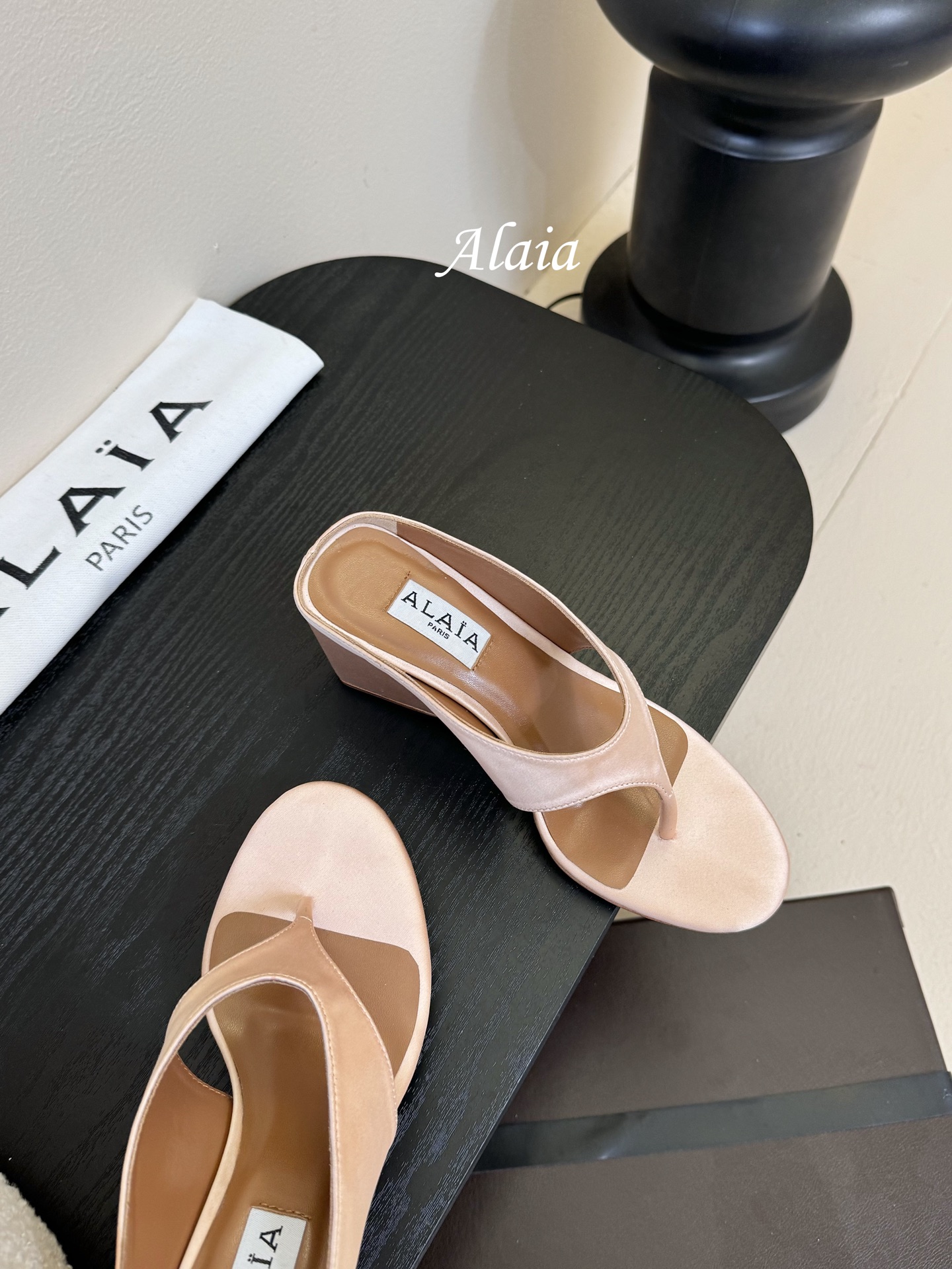 
ALAIA 𝟐𝟓春夏新品简易真丝坡跟夹脚凉鞋拖鞋
异形跟穆勒鞋 不对称设计打破常规 释放独特气场 尖头