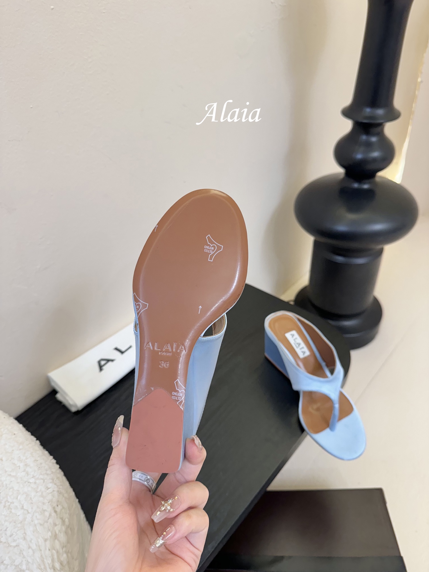 
ALAIA 𝟐𝟓春夏新品简易真丝坡跟夹脚凉鞋拖鞋
异形跟穆勒鞋 不对称设计打破常规 释放独特气场 尖头