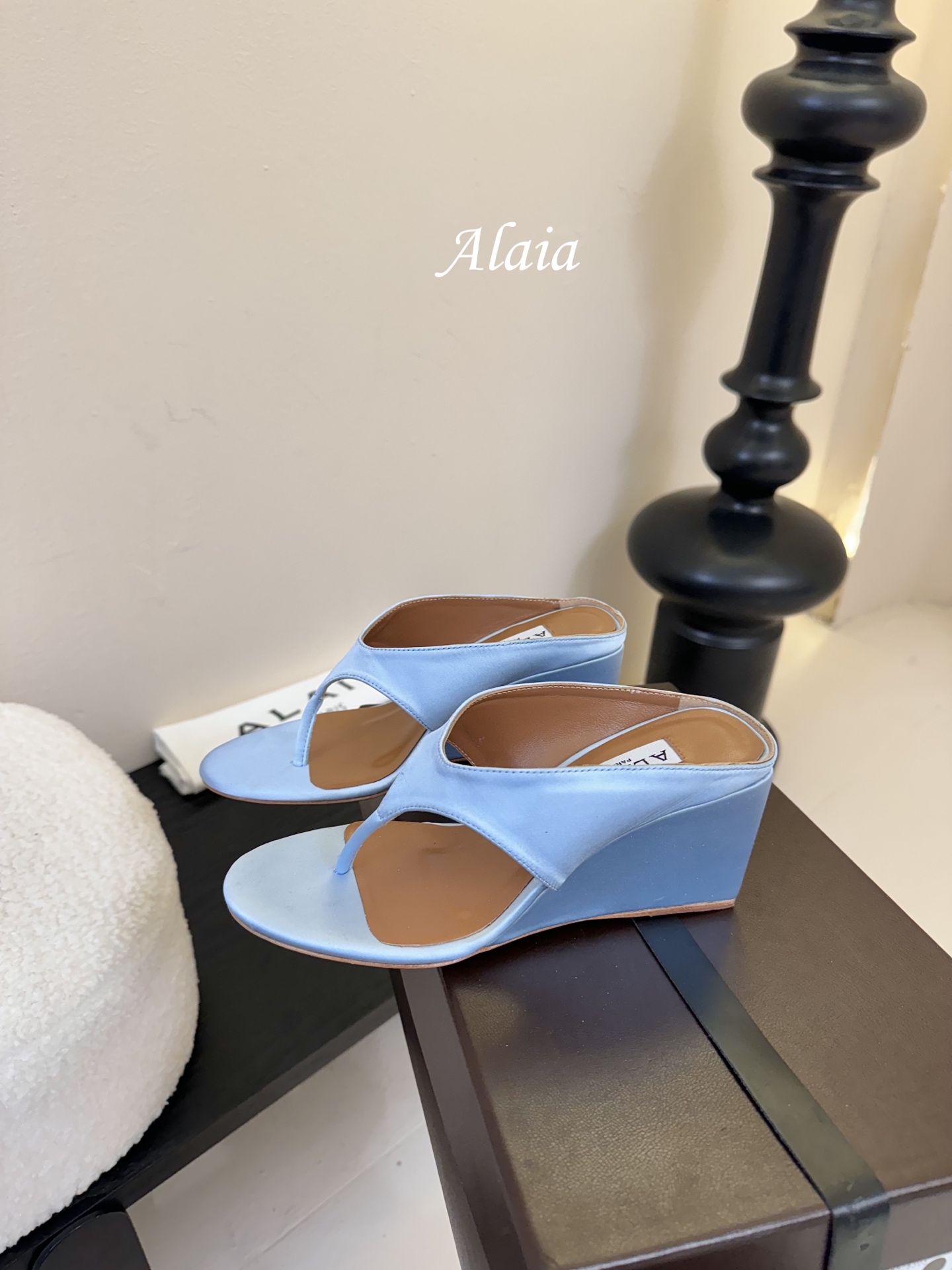 
ALAIA 𝟐𝟓春夏新品简易真丝坡跟夹脚凉鞋拖鞋
异形跟穆勒鞋 不对称设计打破常规 释放独特气场 尖头