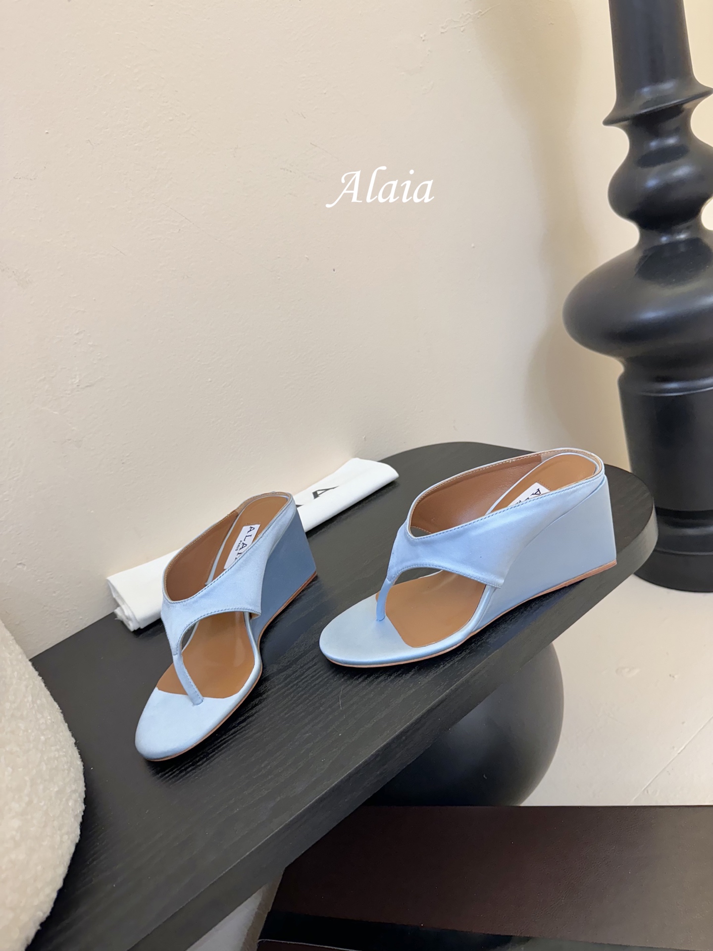 
ALAIA 𝟐𝟓春夏新品简易真丝坡跟夹脚凉鞋拖鞋
异形跟穆勒鞋 不对称设计打破常规 释放独特气场 尖头