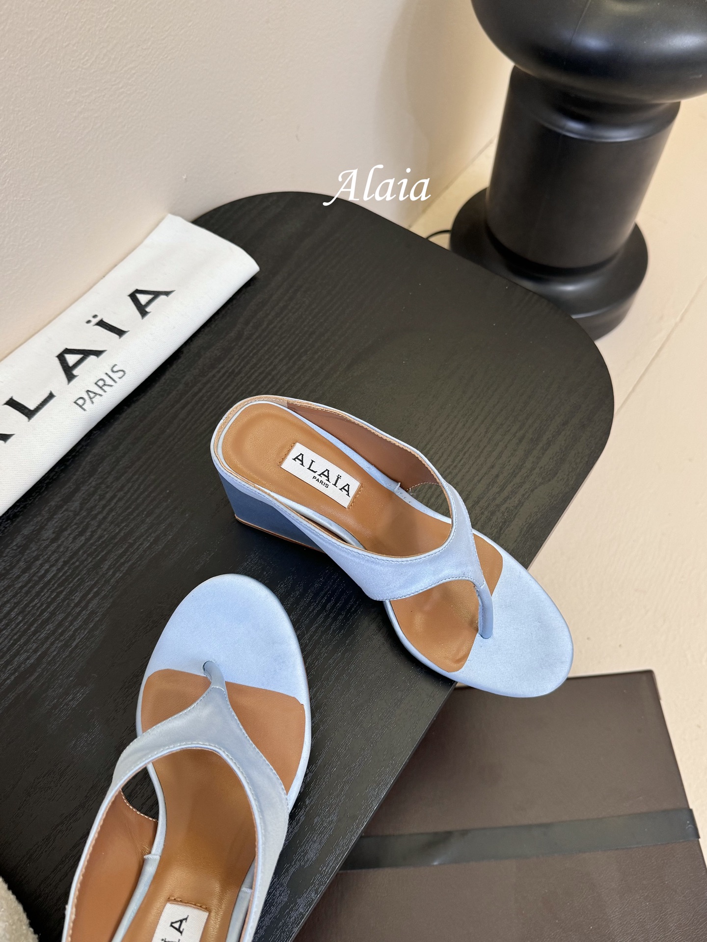 
ALAIA 𝟐𝟓春夏新品简易真丝坡跟夹脚凉鞋拖鞋
异形跟穆勒鞋 不对称设计打破常规 释放独特气场 尖头
