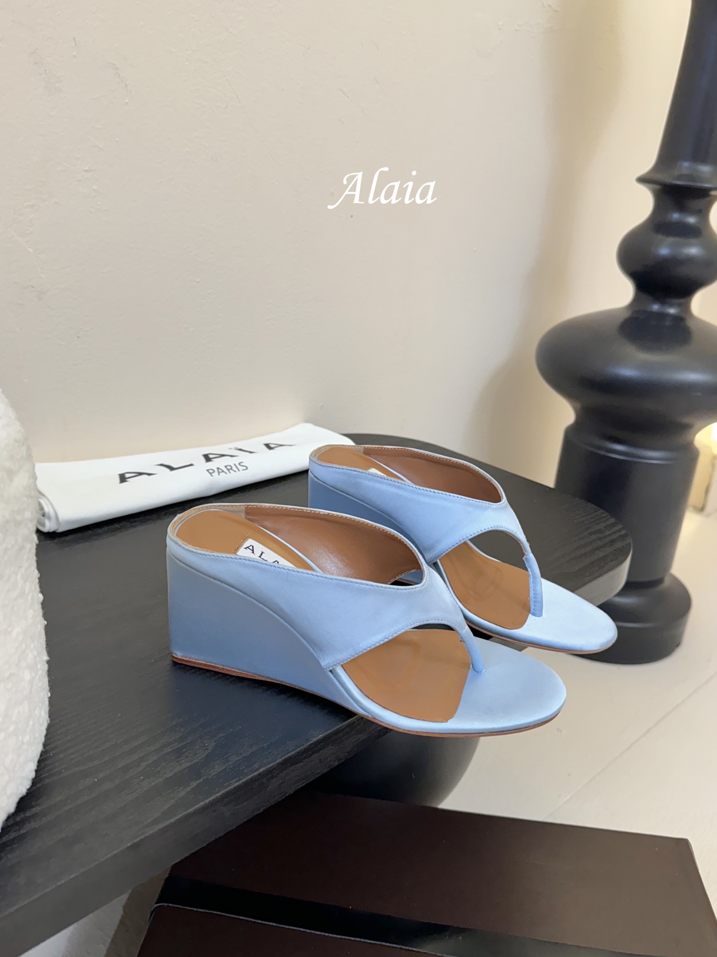 
ALAIA 𝟐𝟓春夏新品简易真丝坡跟夹脚凉鞋拖鞋
异形跟穆勒鞋 不对称设计打破常规 释放独特气场 尖头