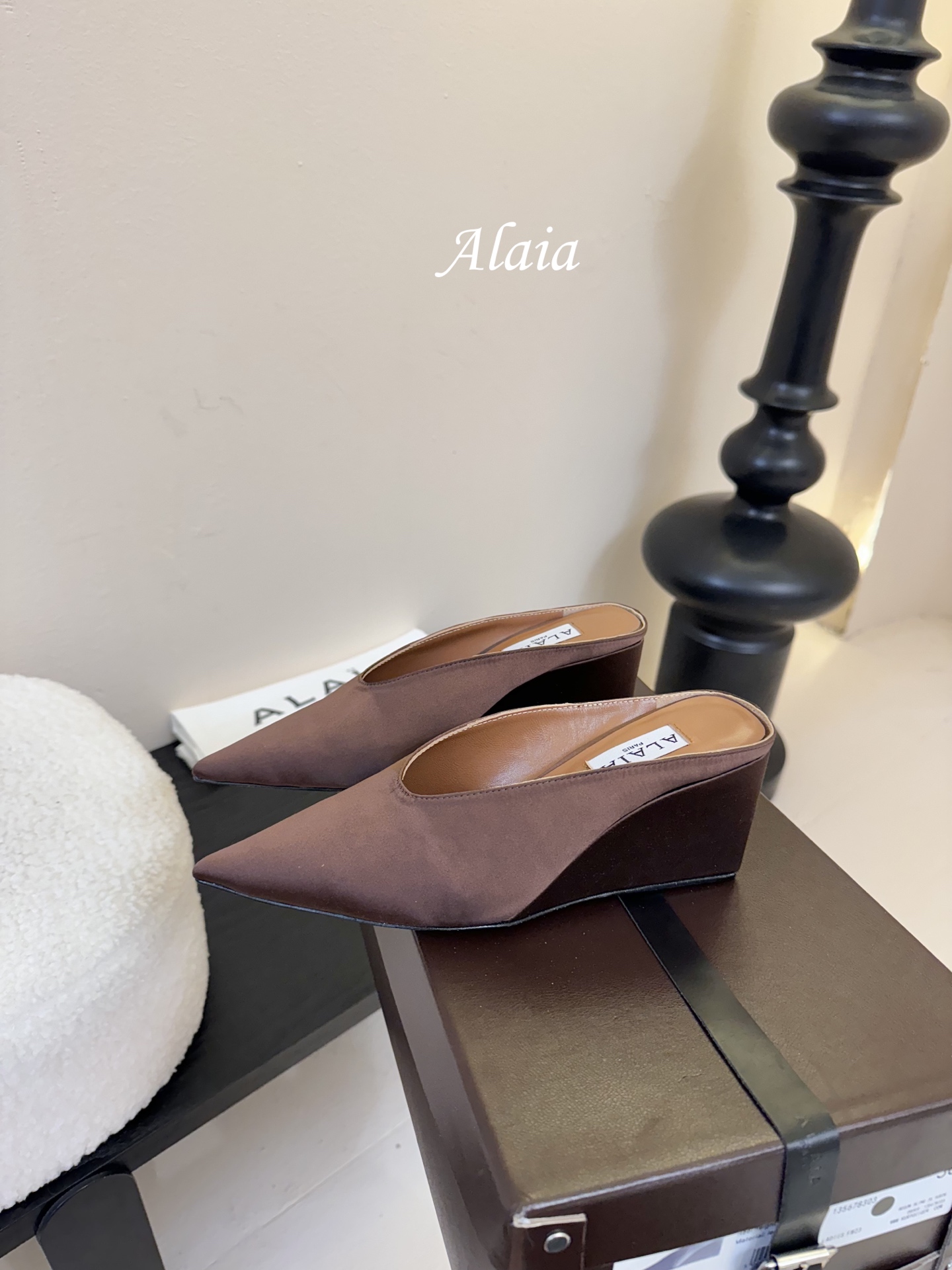 
ALAIA 𝟐𝟓春夏新品简易真丝坡跟夹脚凉鞋拖鞋
异形跟穆勒鞋 不对称设计打破常规 释放独特气场 尖头