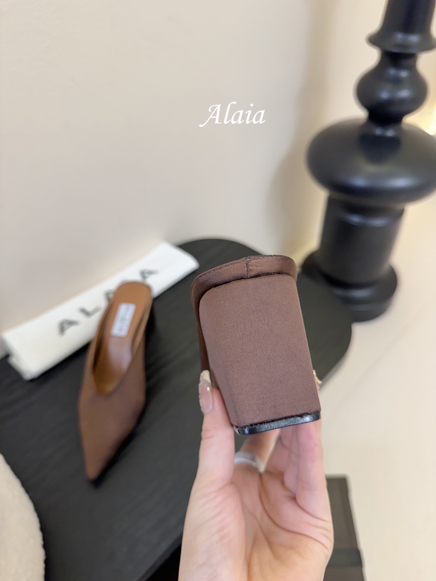 
ALAIA 𝟐𝟓春夏新品简易真丝坡跟夹脚凉鞋拖鞋
异形跟穆勒鞋 不对称设计打破常规 释放独特气场 尖头