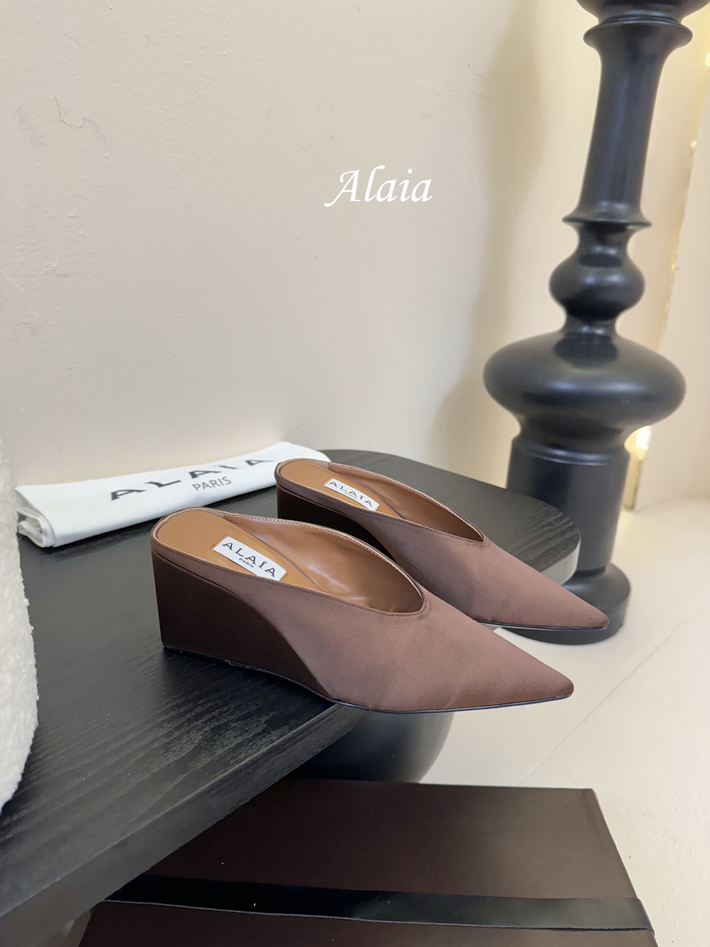 
ALAIA 𝟐𝟓春夏新品简易真丝坡跟夹脚凉鞋拖鞋
异形跟穆勒鞋 不对称设计打破常规 释放独特气场 尖头