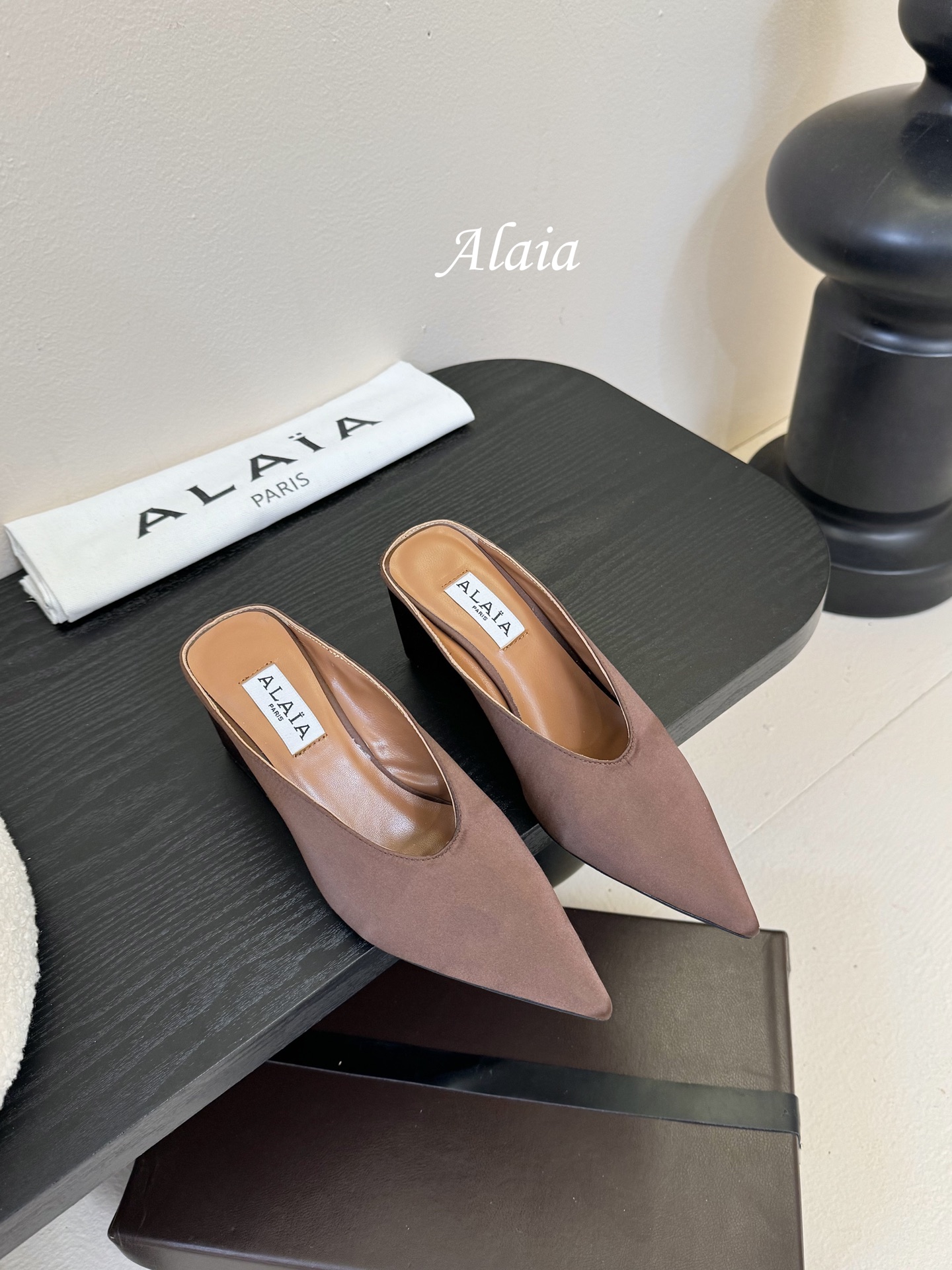 
ALAIA 𝟐𝟓春夏新品简易真丝坡跟夹脚凉鞋拖鞋
异形跟穆勒鞋 不对称设计打破常规 释放独特气场 尖头
