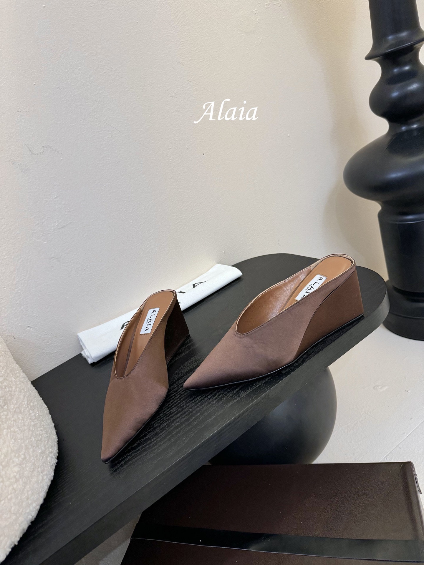 
ALAIA 𝟐𝟓春夏新品简易真丝坡跟夹脚凉鞋拖鞋
异形跟穆勒鞋 不对称设计打破常规 释放独特气场 尖头