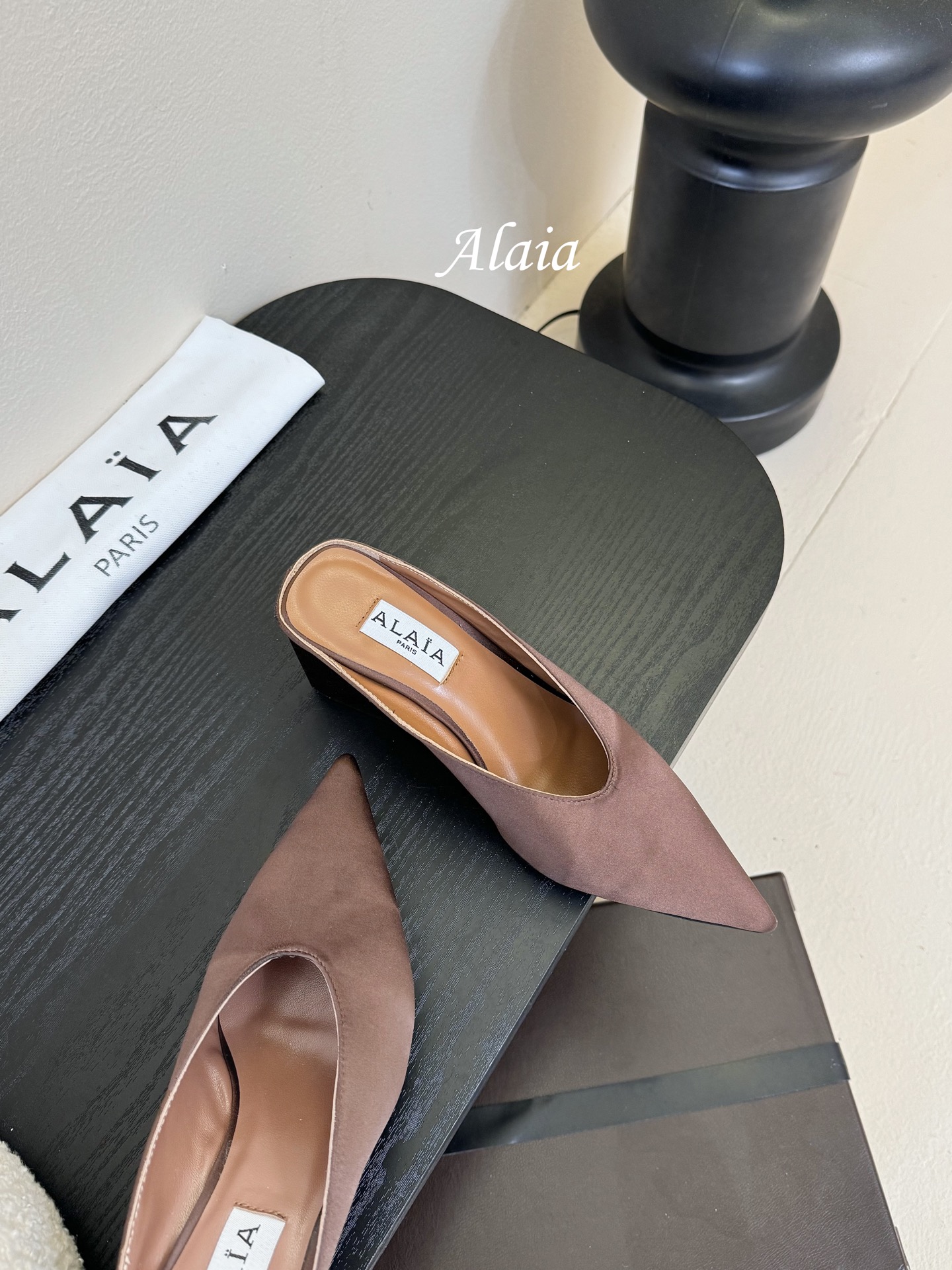 
ALAIA 𝟐𝟓春夏新品简易真丝坡跟夹脚凉鞋拖鞋
异形跟穆勒鞋 不对称设计打破常规 释放独特气场 尖头