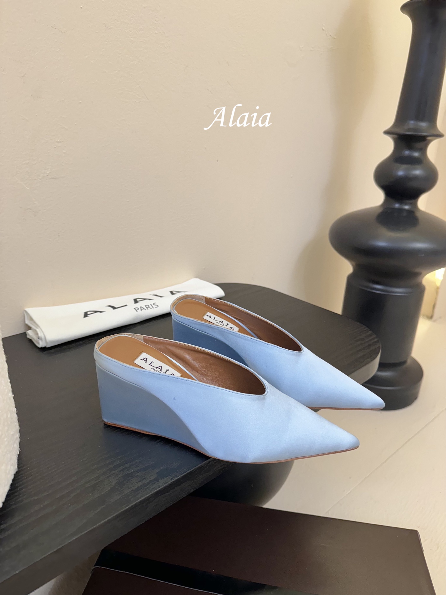 
ALAIA 𝟐𝟓春夏新品简易真丝坡跟夹脚凉鞋拖鞋
异形跟穆勒鞋 不对称设计打破常规 释放独特气场 尖头