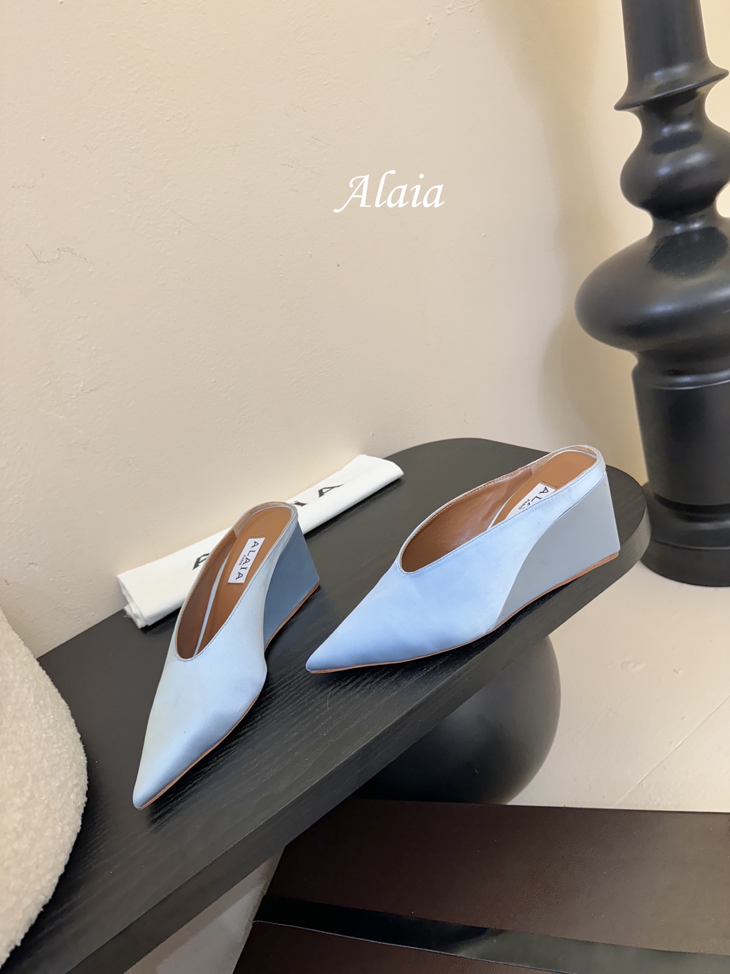 
ALAIA 𝟐𝟓春夏新品简易真丝坡跟夹脚凉鞋拖鞋
异形跟穆勒鞋 不对称设计打破常规 释放独特气场 尖头