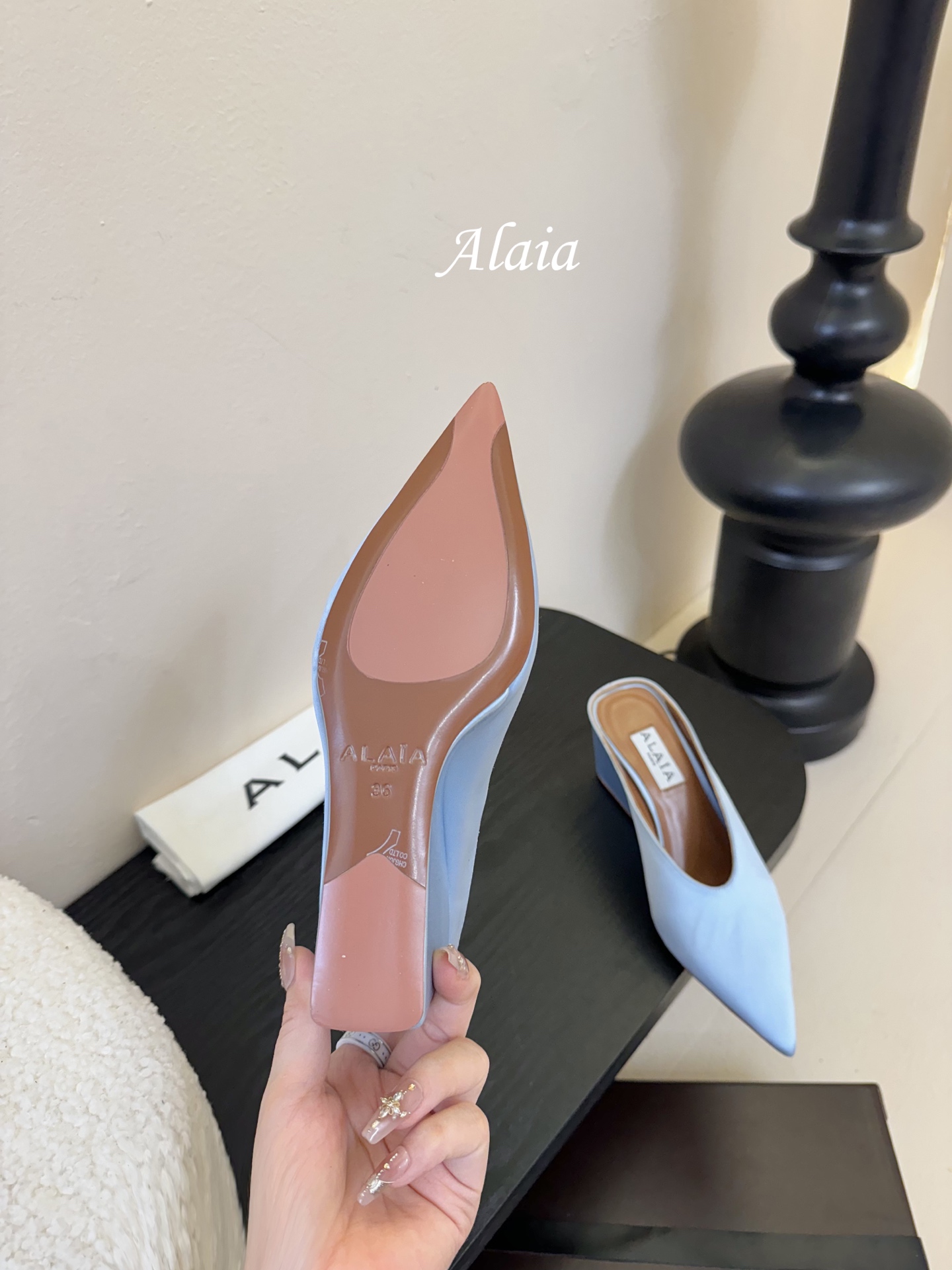 
ALAIA 𝟐𝟓春夏新品简易真丝坡跟夹脚凉鞋拖鞋
异形跟穆勒鞋 不对称设计打破常规 释放独特气场 尖头