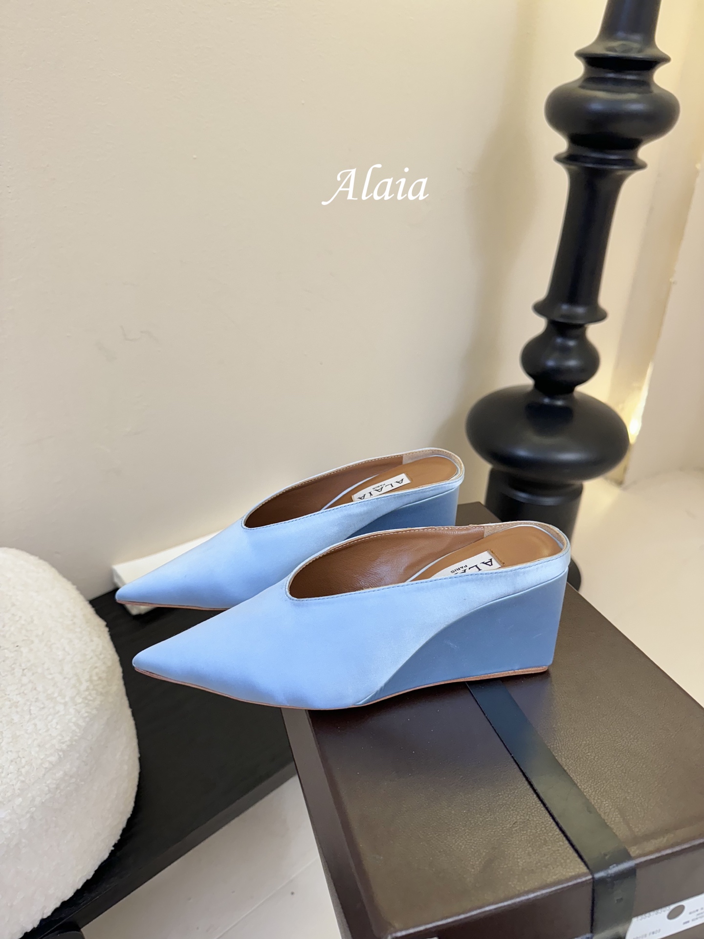 
ALAIA 𝟐𝟓春夏新品简易真丝坡跟夹脚凉鞋拖鞋
异形跟穆勒鞋 不对称设计打破常规 释放独特气场 尖头