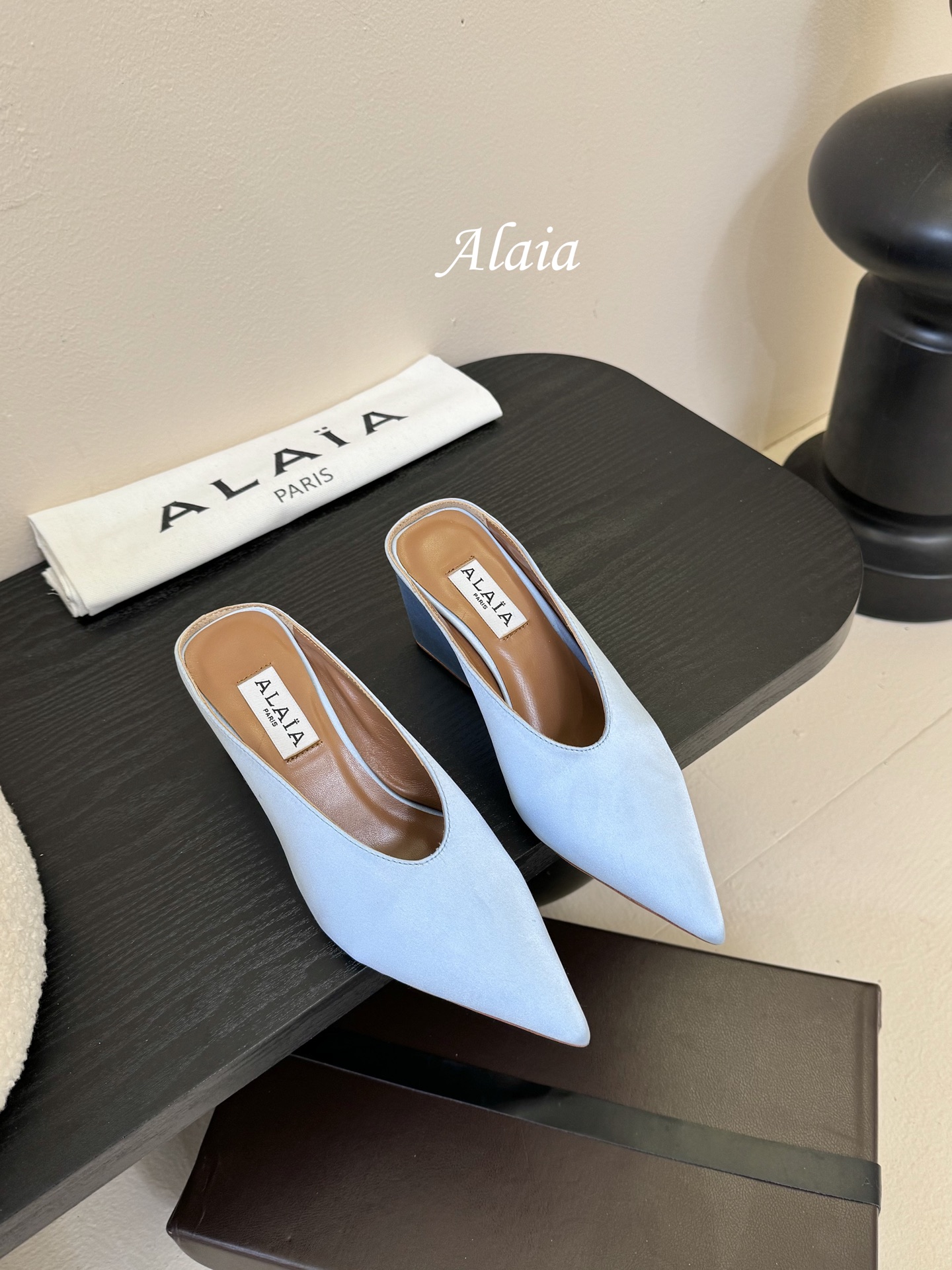 
ALAIA 𝟐𝟓春夏新品简易真丝坡跟夹脚凉鞋拖鞋
异形跟穆勒鞋 不对称设计打破常规 释放独特气场 尖头