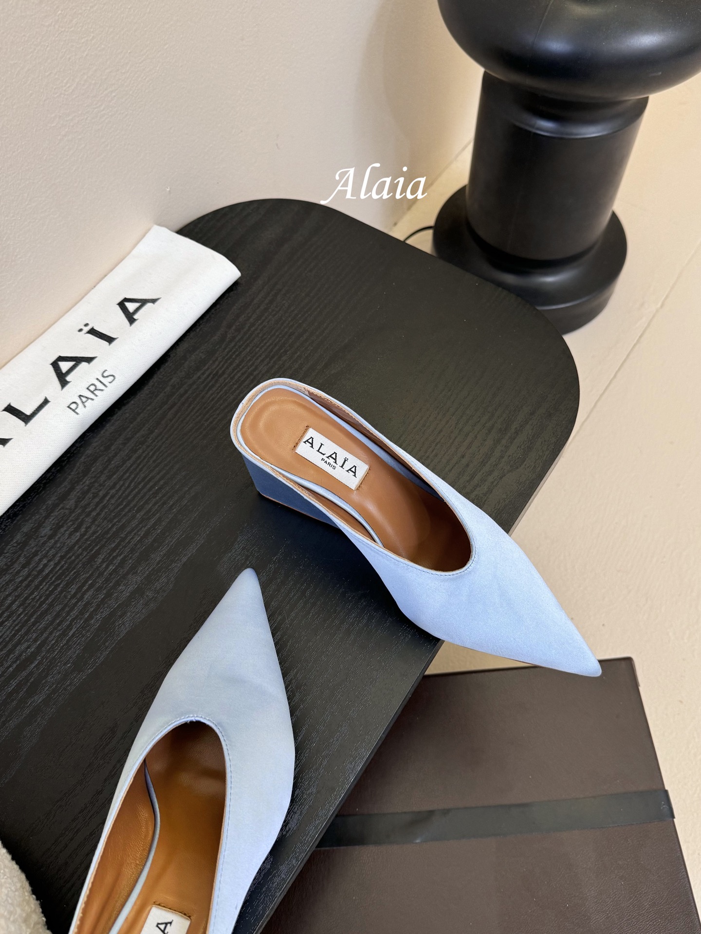 
ALAIA 𝟐𝟓春夏新品简易真丝坡跟夹脚凉鞋拖鞋
异形跟穆勒鞋 不对称设计打破常规 释放独特气场 尖头
