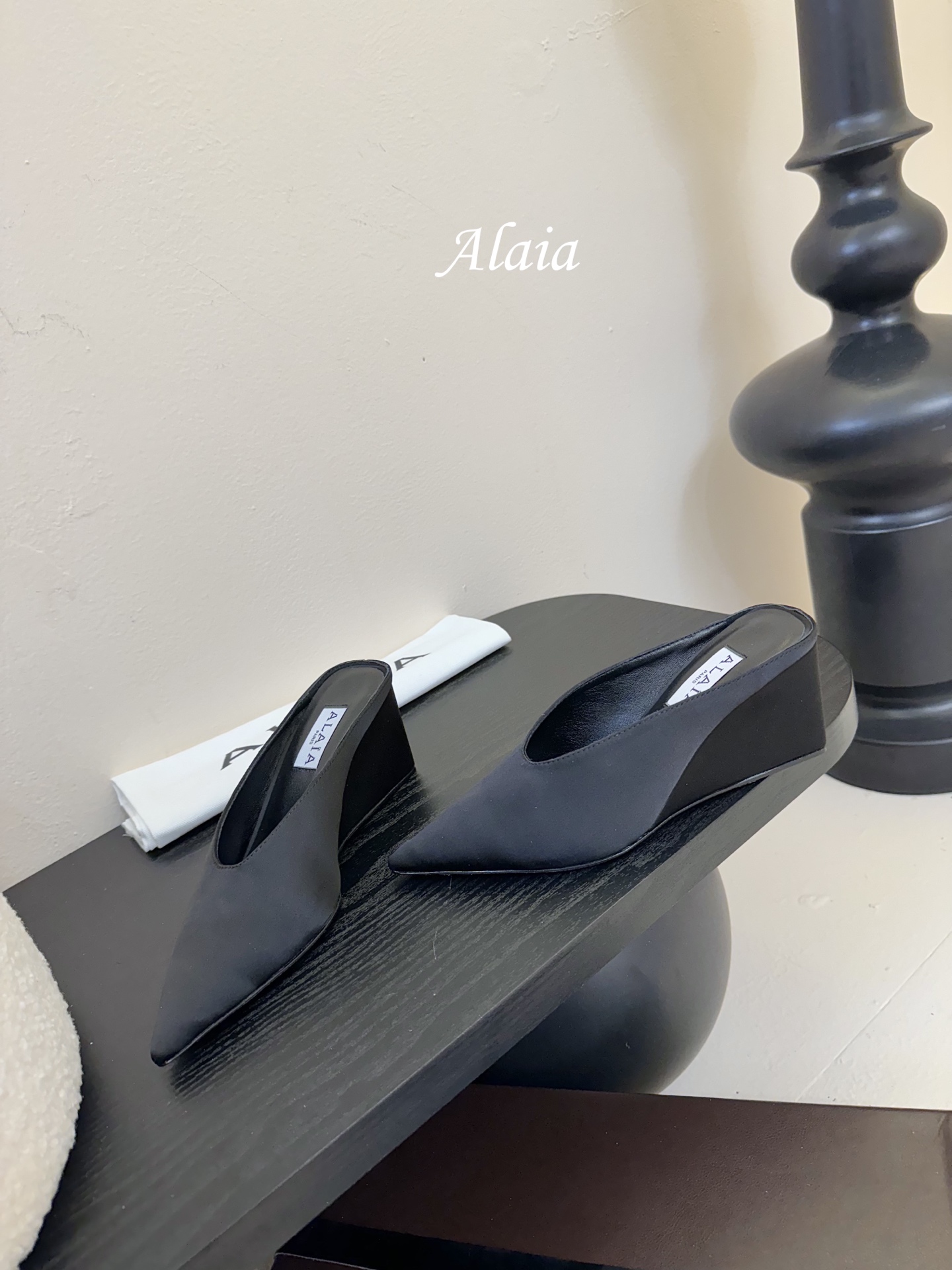 
ALAIA 𝟐𝟓春夏新品简易真丝坡跟夹脚凉鞋拖鞋
异形跟穆勒鞋 不对称设计打破常规 释放独特气场 尖头