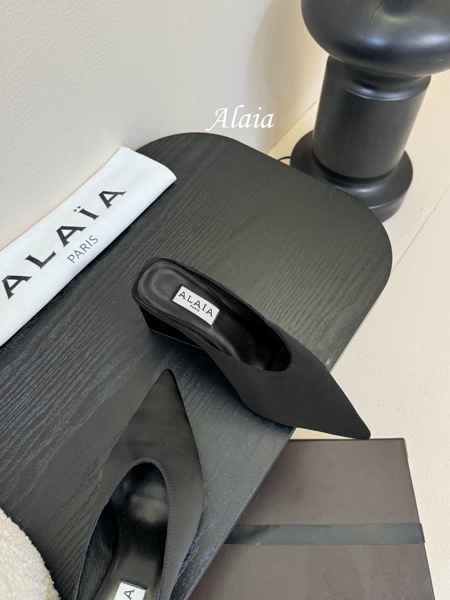 
ALAIA 𝟐𝟓春夏新品简易真丝坡跟夹脚凉鞋拖鞋
异形跟穆勒鞋 不对称设计打破常规 释放独特气场 尖头