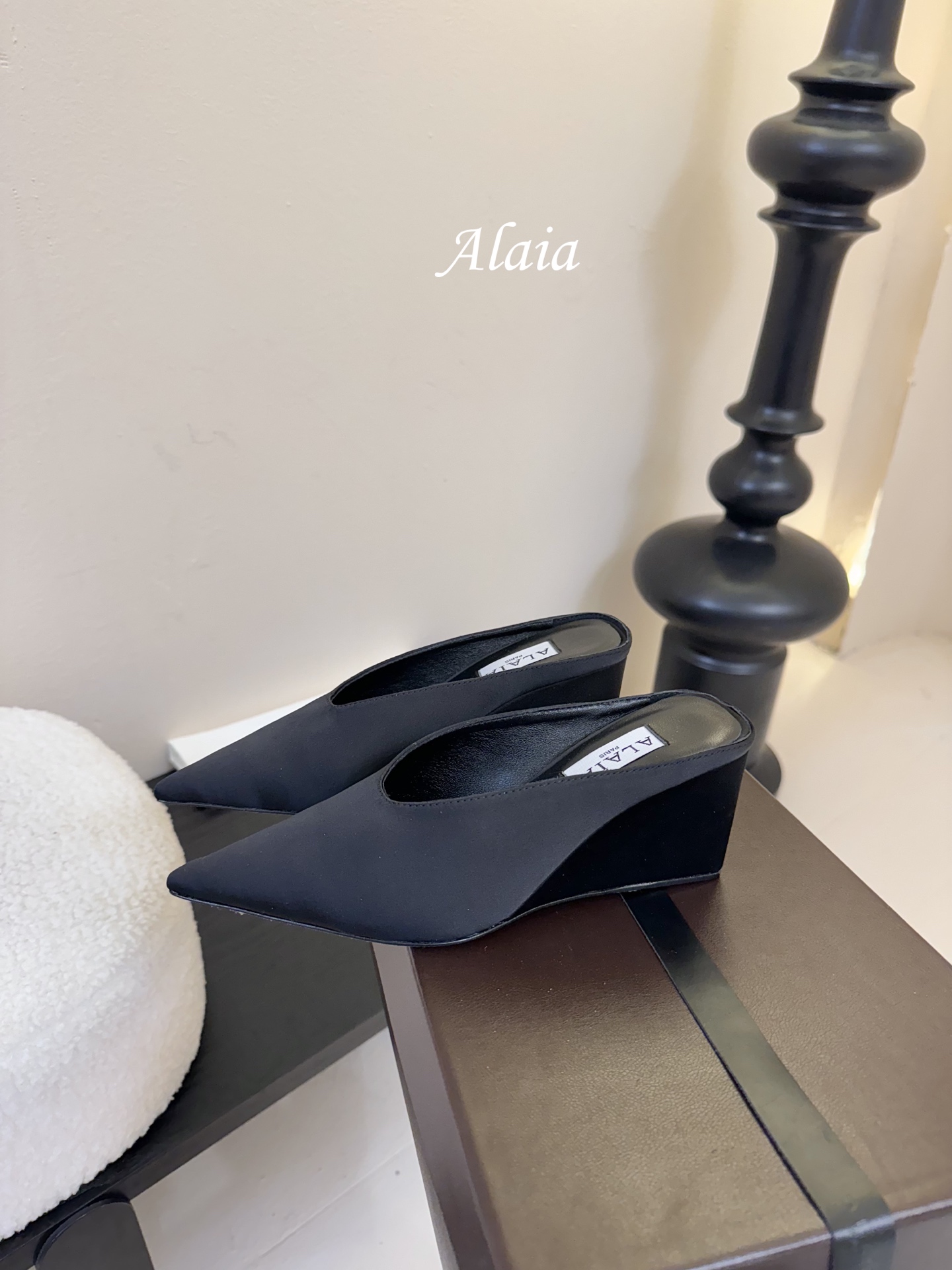 
ALAIA 𝟐𝟓春夏新品简易真丝坡跟夹脚凉鞋拖鞋
异形跟穆勒鞋 不对称设计打破常规 释放独特气场 尖头