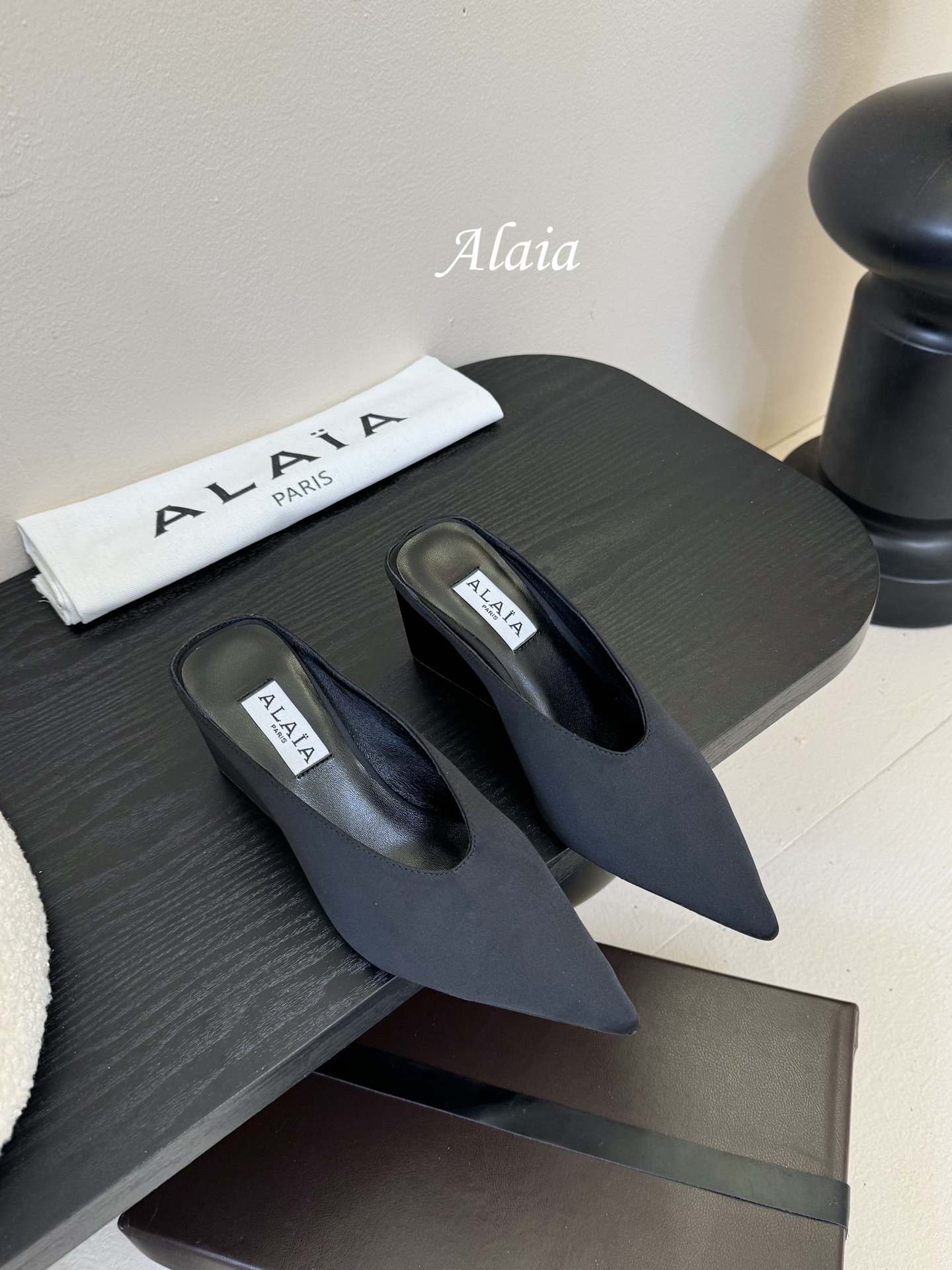 
ALAIA 𝟐𝟓春夏新品简易真丝坡跟夹脚凉鞋拖鞋
异形跟穆勒鞋 不对称设计打破常规 释放独特气场 尖头