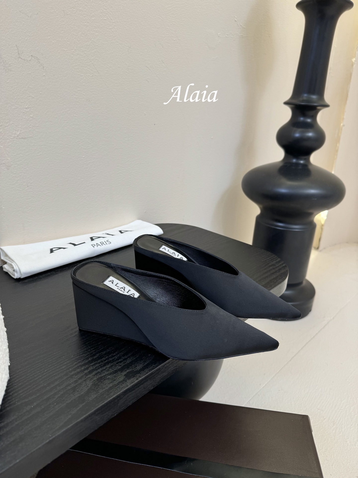 
ALAIA 𝟐𝟓春夏新品简易真丝坡跟夹脚凉鞋拖鞋
异形跟穆勒鞋 不对称设计打破常规 释放独特气场 尖头