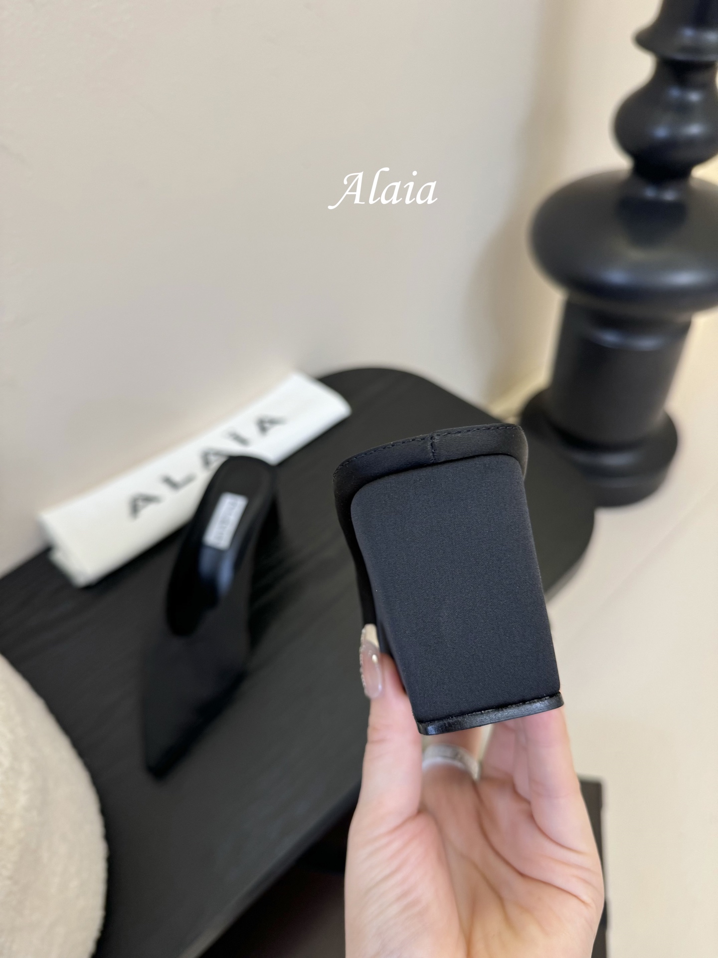 
ALAIA 𝟐𝟓春夏新品简易真丝坡跟夹脚凉鞋拖鞋
异形跟穆勒鞋 不对称设计打破常规 释放独特气场 尖头