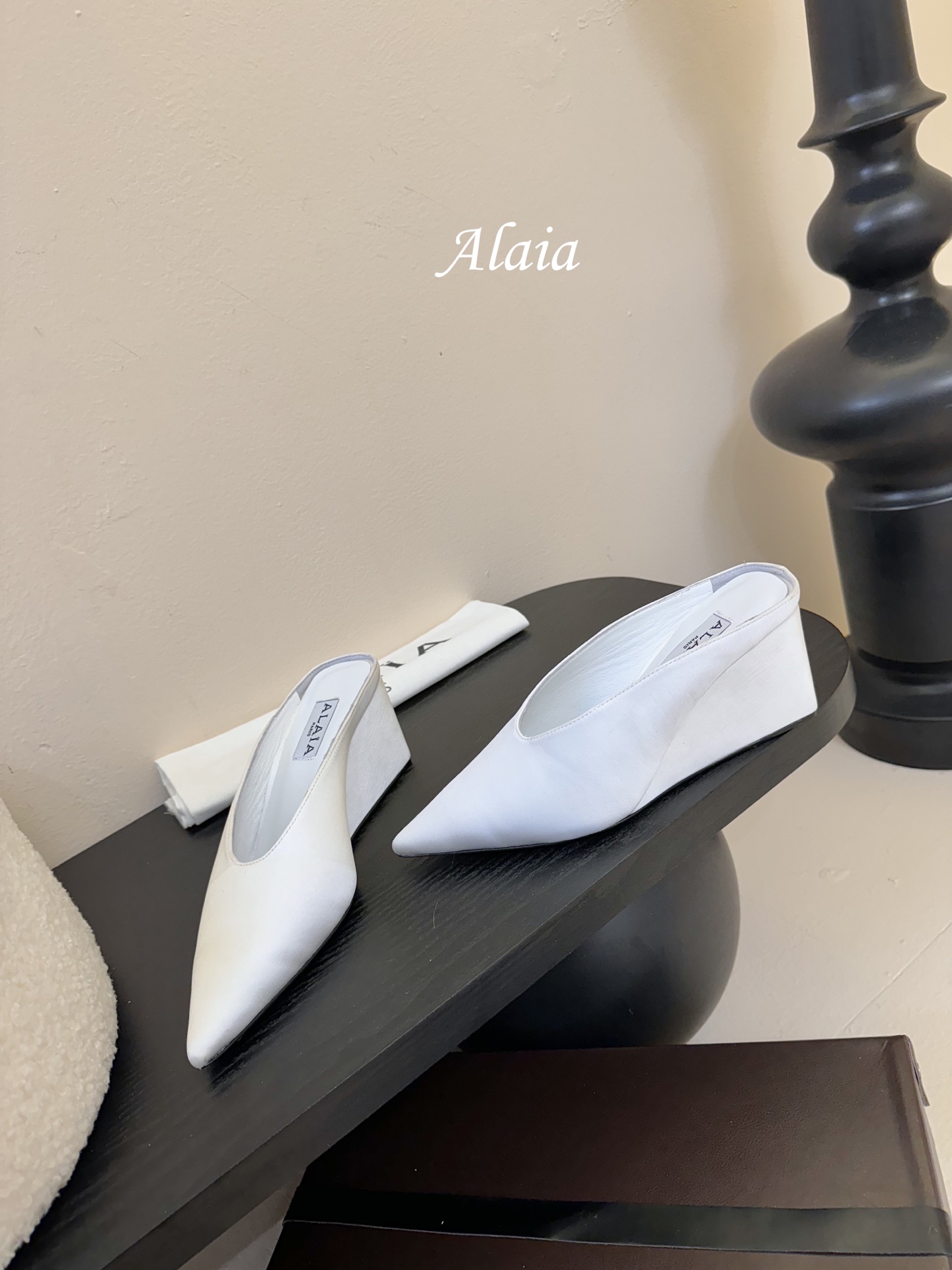 
ALAIA 𝟐𝟓春夏新品简易真丝坡跟夹脚凉鞋拖鞋
异形跟穆勒鞋 不对称设计打破常规 释放独特气场 尖头